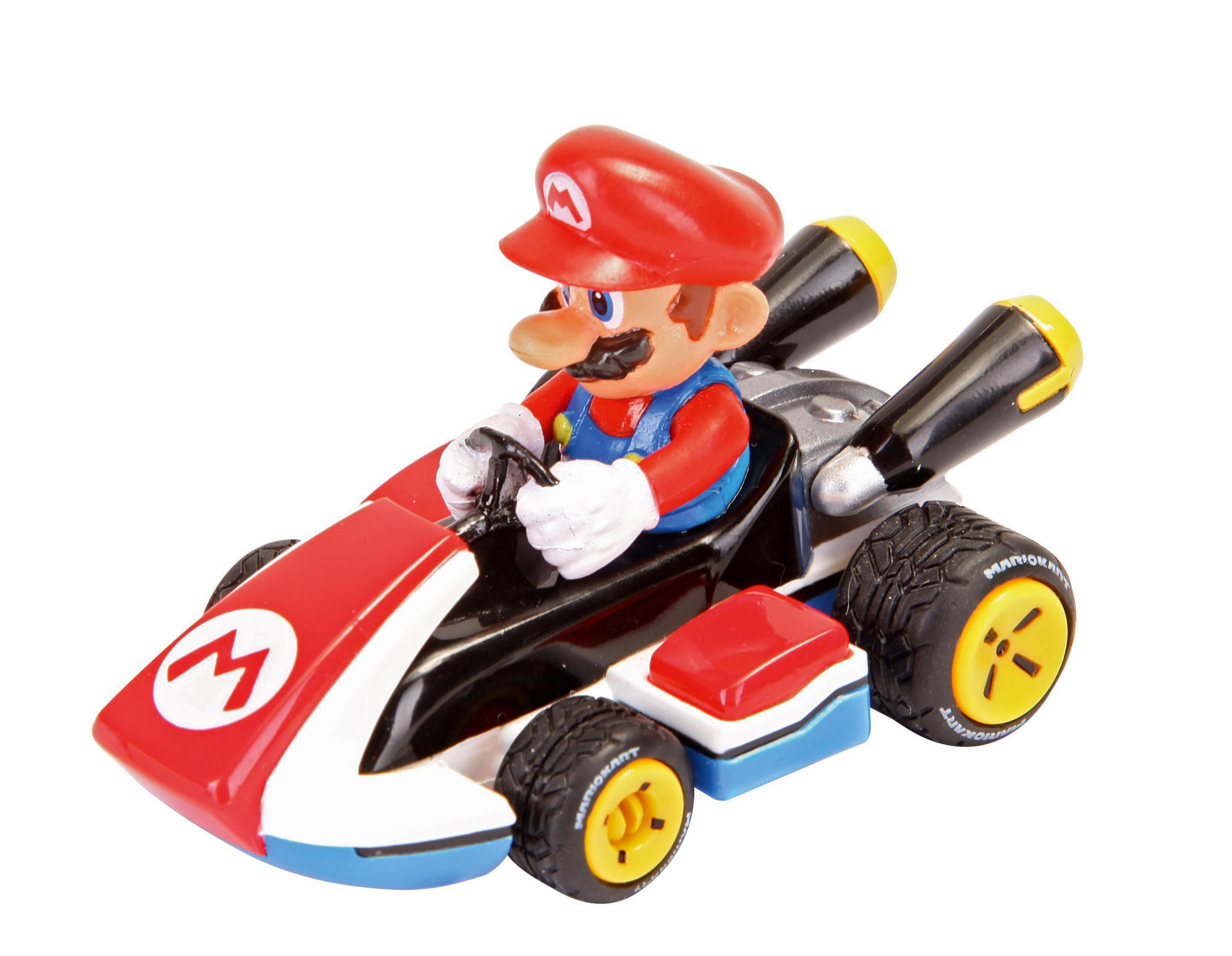 Mario in einem rot-weißen Rennwagen auf weißem Hintergrund.