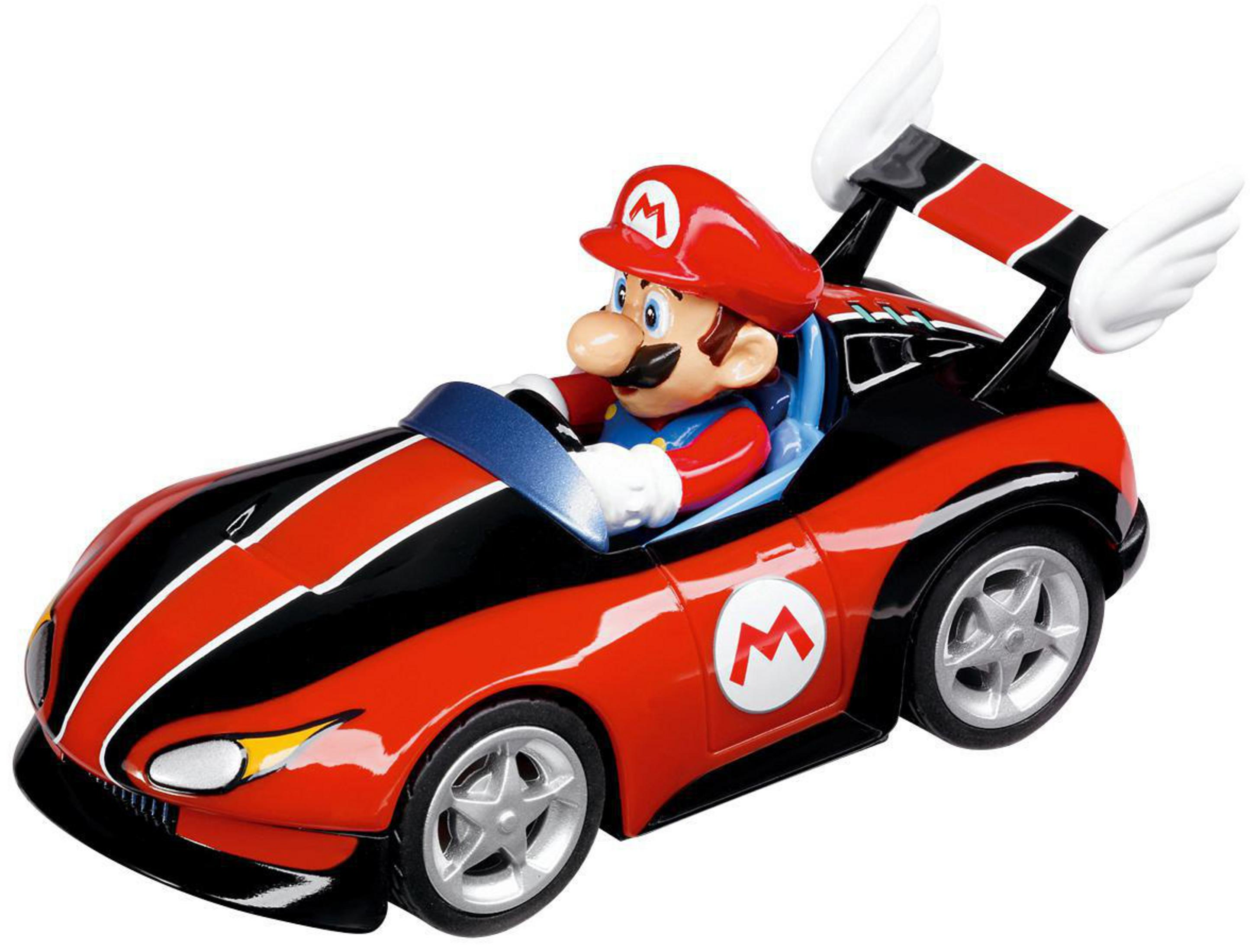 Mario in einem roten Rennwagen mit schwarzen Akzenten und einem weißen Flügel, auf weißem Hintergrund.