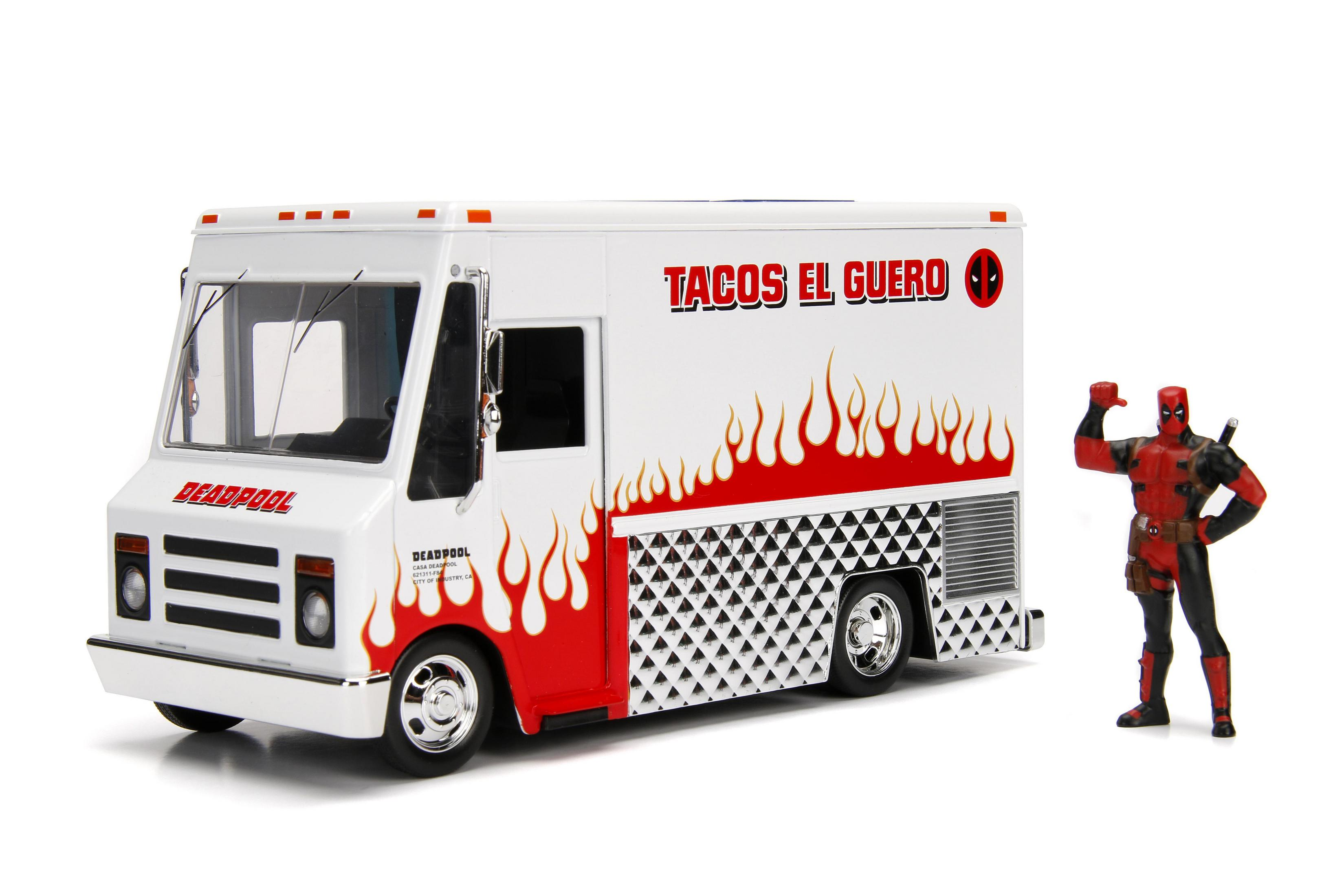 Deadpool-Taco-Truck mit Deadpool-Figur. Weißer Truck mit roten Flammen und Logos. Weißer Hintergrund.