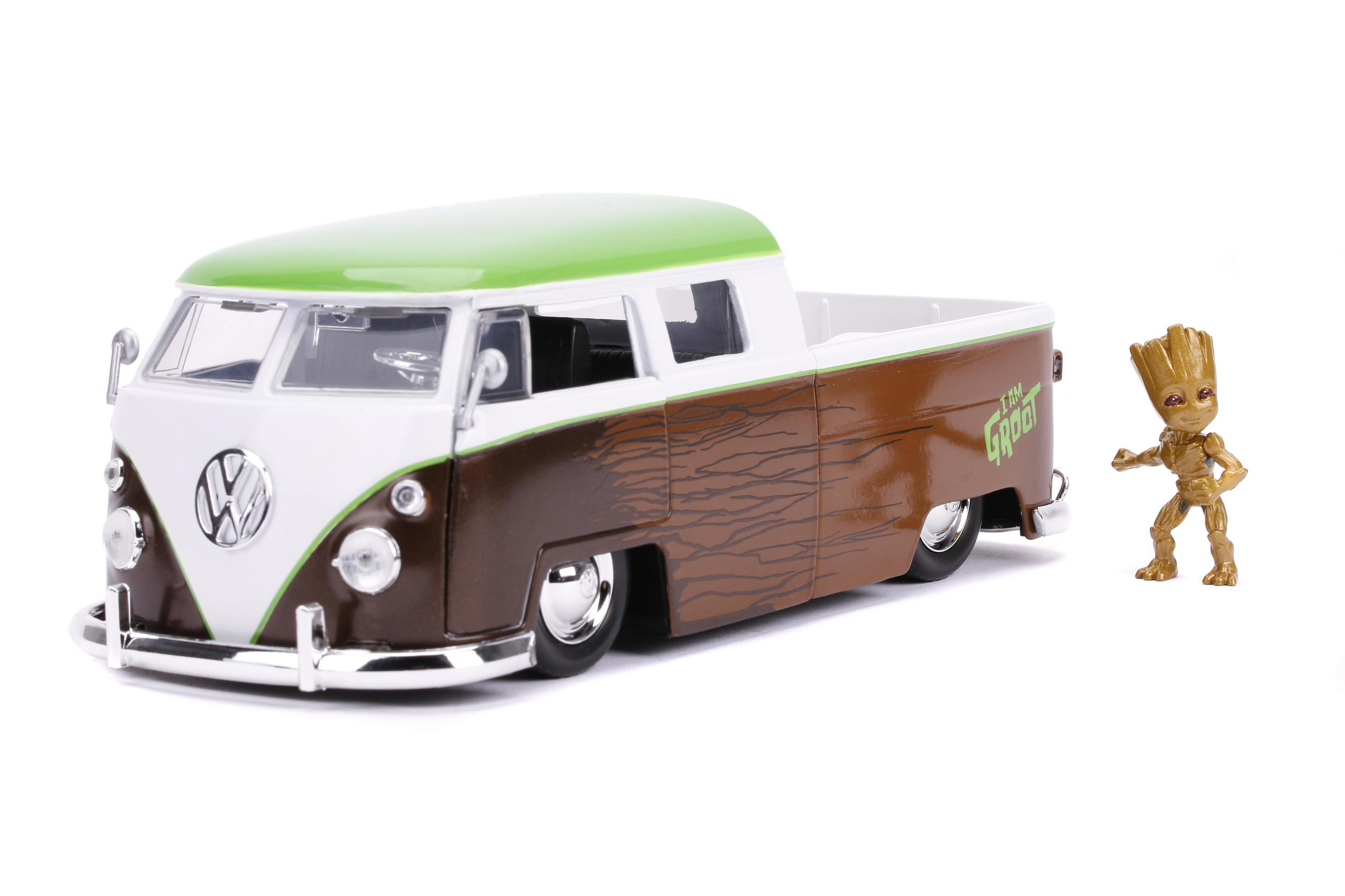 Spielzeug-VW-Bus-Pick-up mit Groot-Figur, auf weißem Hintergrund.