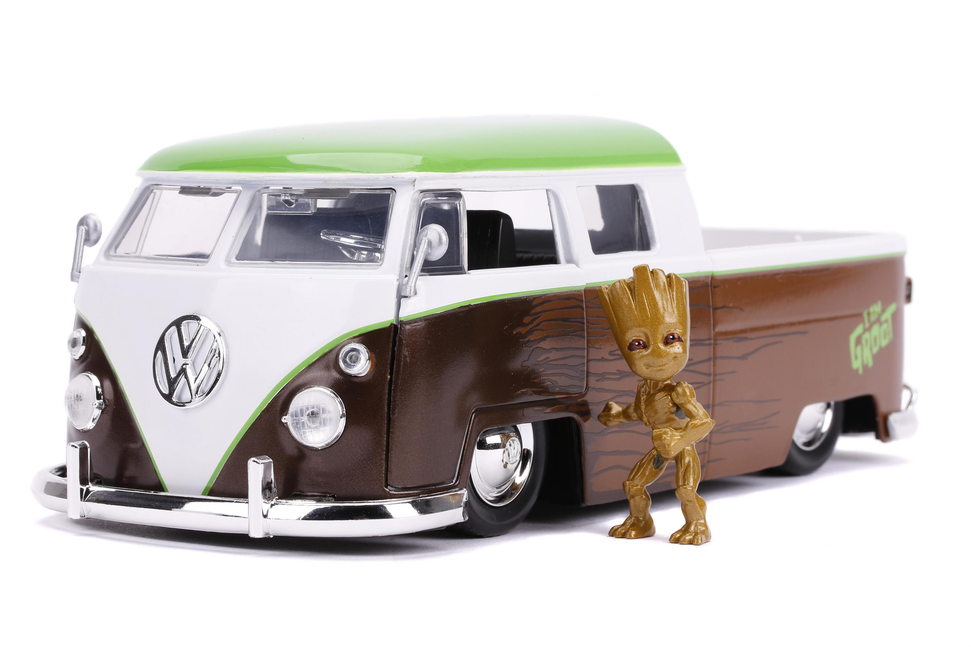 Brauner und weißer Spielzeug-LKW mit Groot-Figur. Der LKW hat ein grünes Dach. Auf weißem Untergrund.