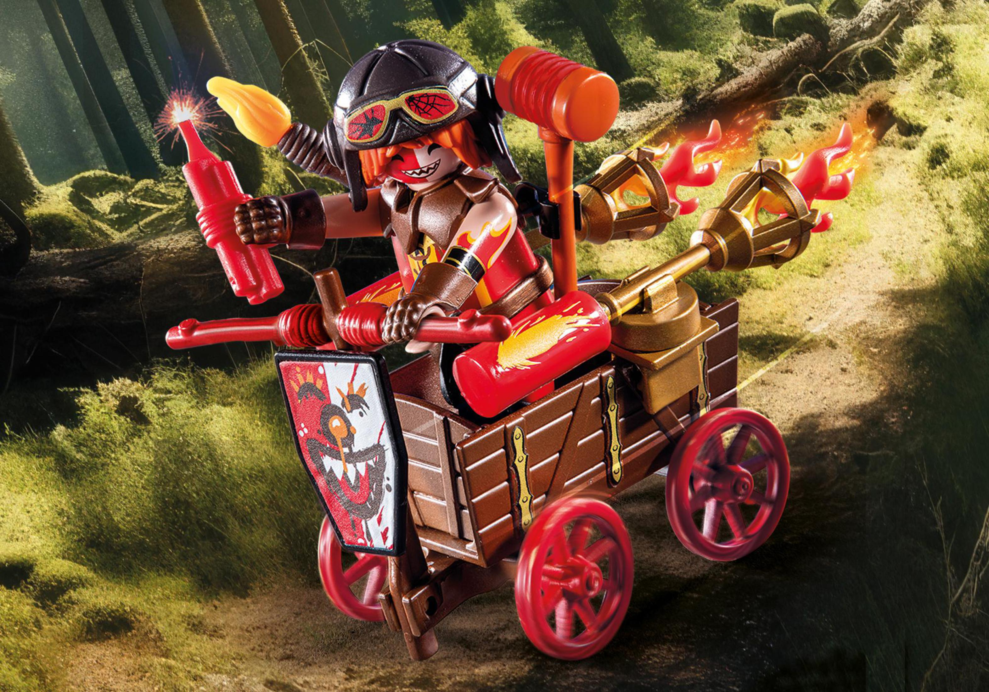 Eine Playmobil-Figur fährt einen Spielzeugwagen mit Flammen, hält eine Fackel und einen Hammer.