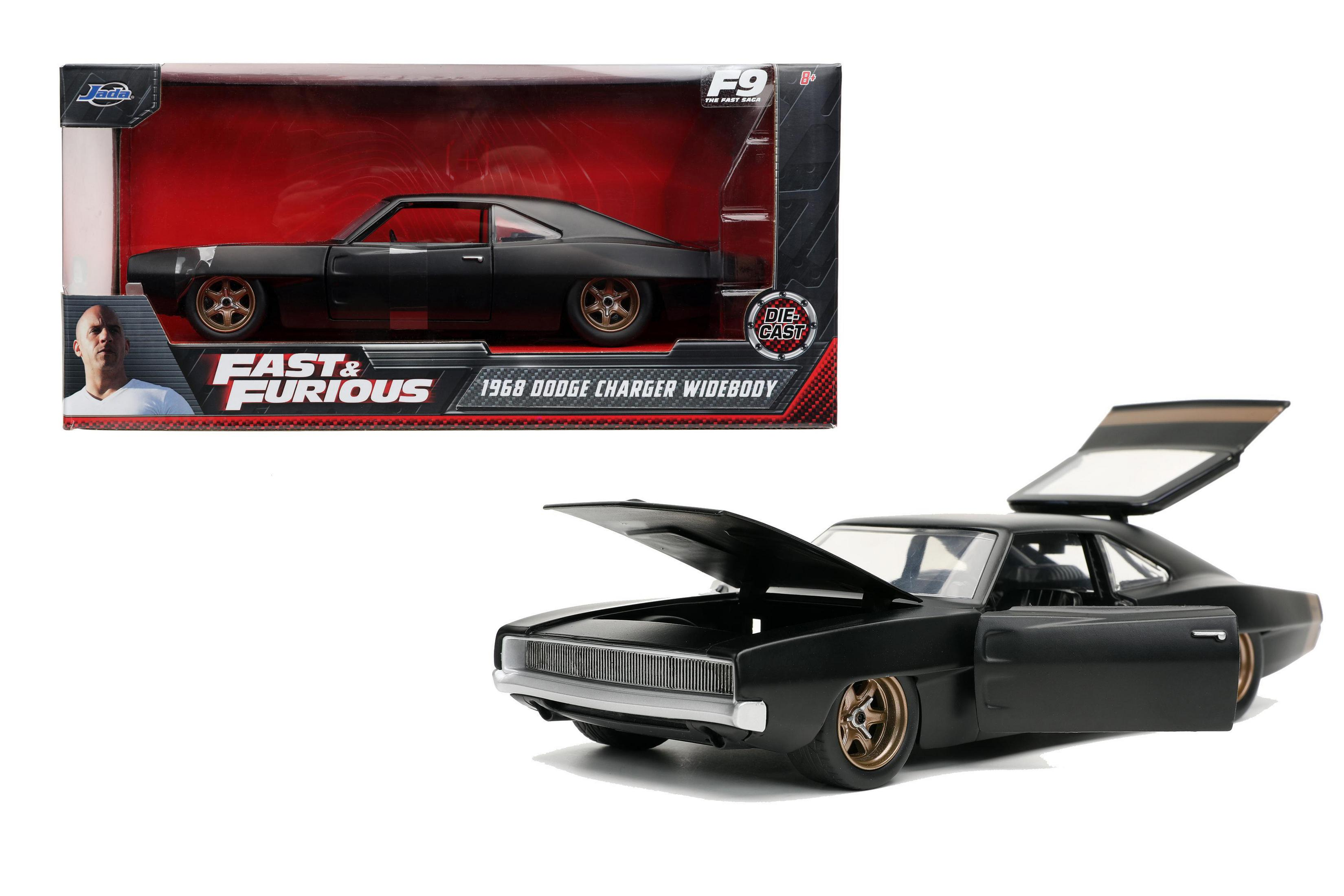 Schwarzes Spielzeugauto 1968 Dodge Charger Widebody mit offenen Türen. In einer Box mit Vin Diesel.