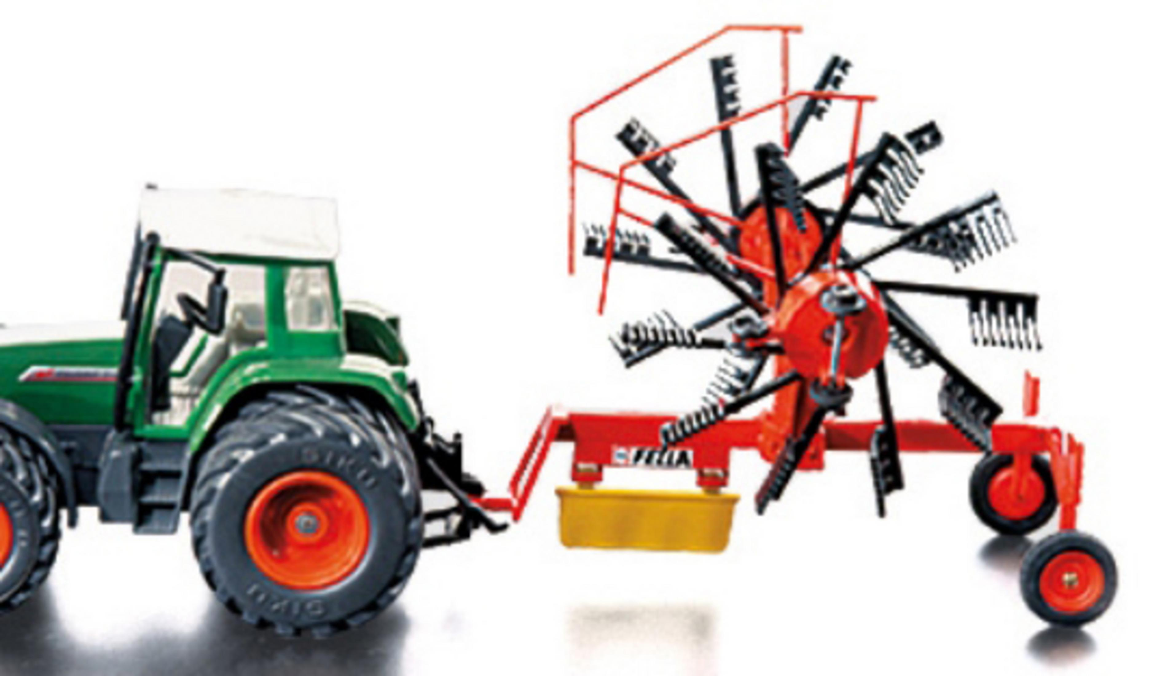 Grüner Traktor mit einer roten Rechenmaschine. Weißer Hintergrund.