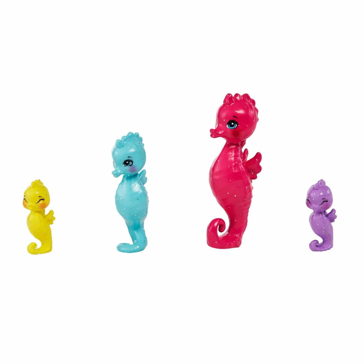 Cztery kolorowe figurki koników morskich: żółty, niebieski, różowy i fioletowy, stojące na białej powierzchni.