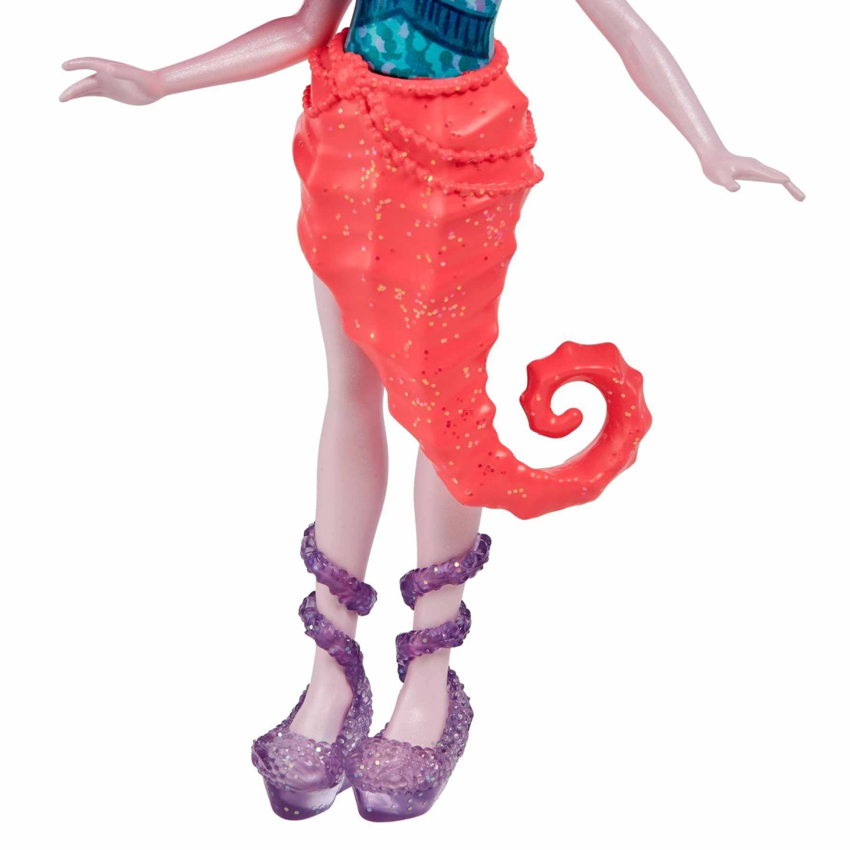 Lalka ze spódnicą w kształcie konika morskiego, fioletowymi nogami i butami, z podniesionymi ramionami.