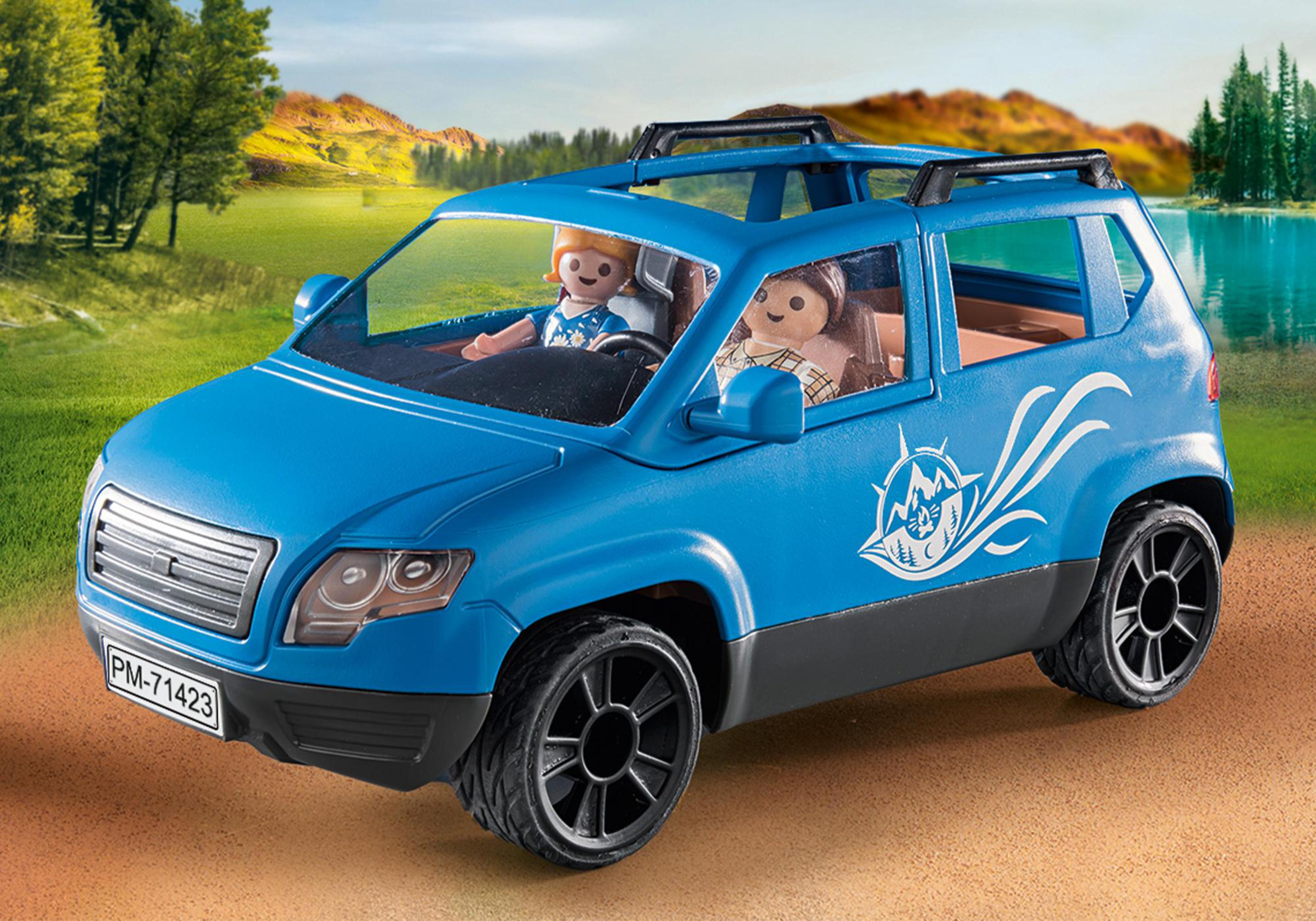 Blauer Playmobil SUV mit Personen darin, die auf einer Straße fahren.