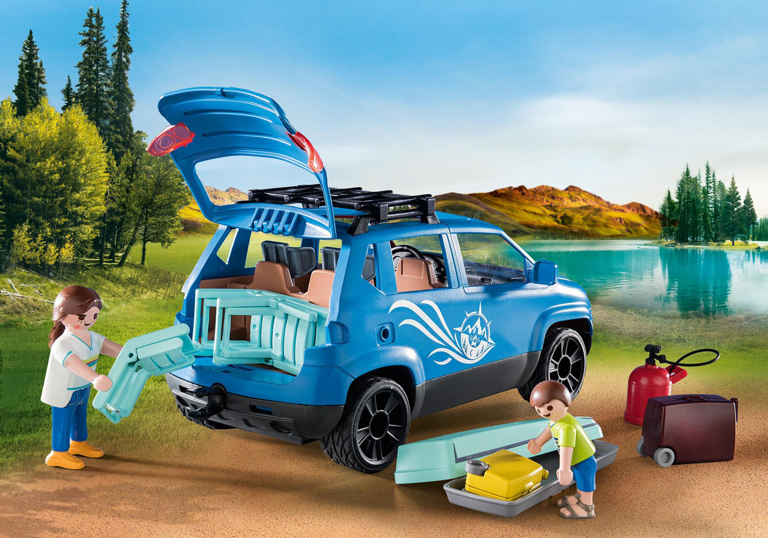 Ein blaues Spielzeugauto mit offenem Heck, zwei Figuren laden ein gelbes Objekt.