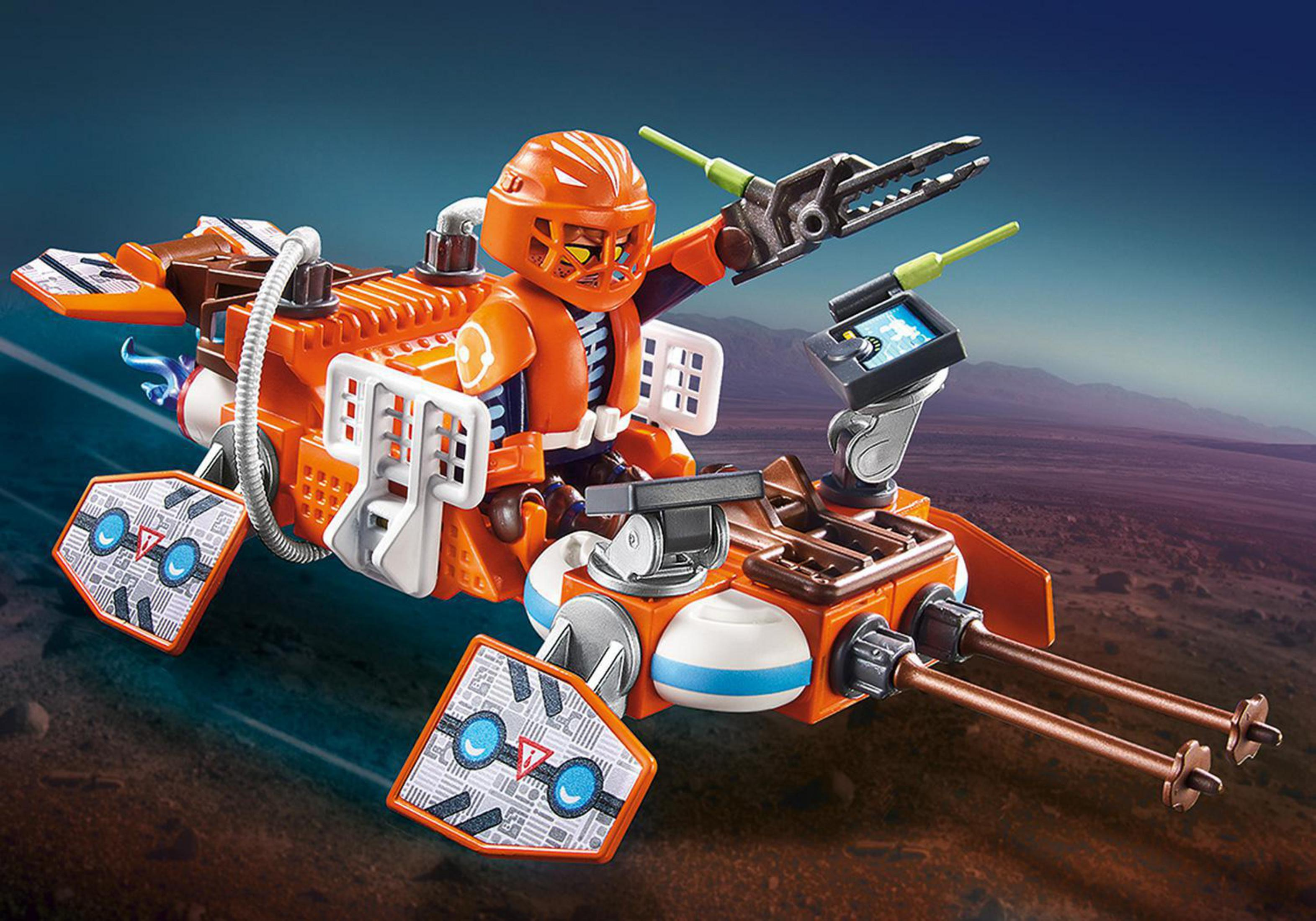 Ein Spielzeugfahrzeug mit einer Figur im Inneren. Das Fahrzeug ist orange und weiß, mit futuristischem Design. Die Figur ist orange.