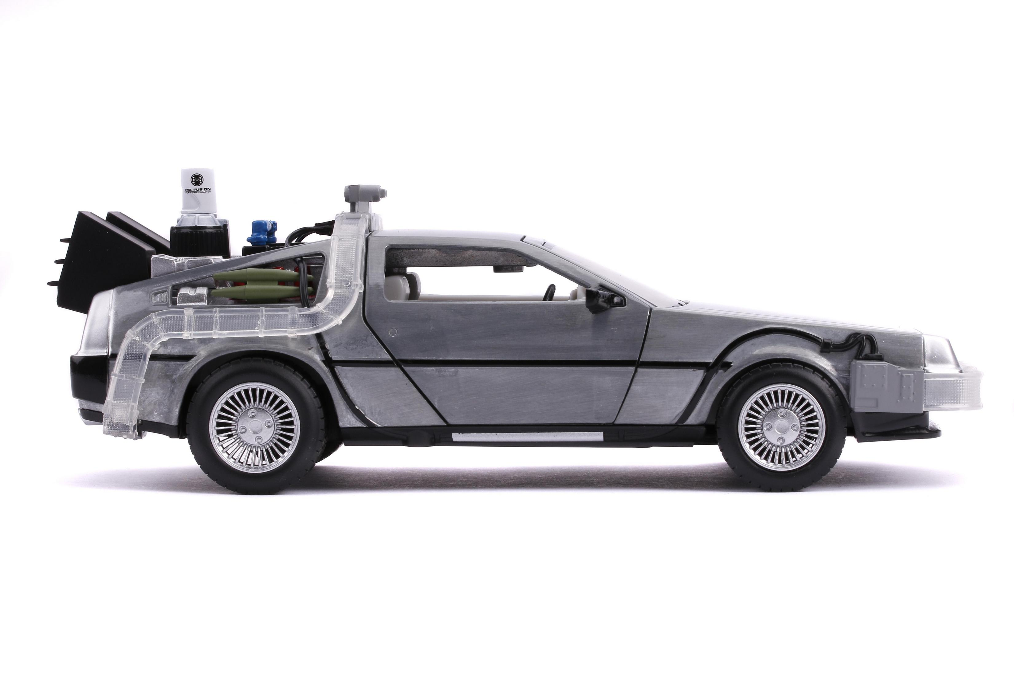 Silbernes DeLorean-Spielzeugauto mit Details vor weißem Hintergrund.
