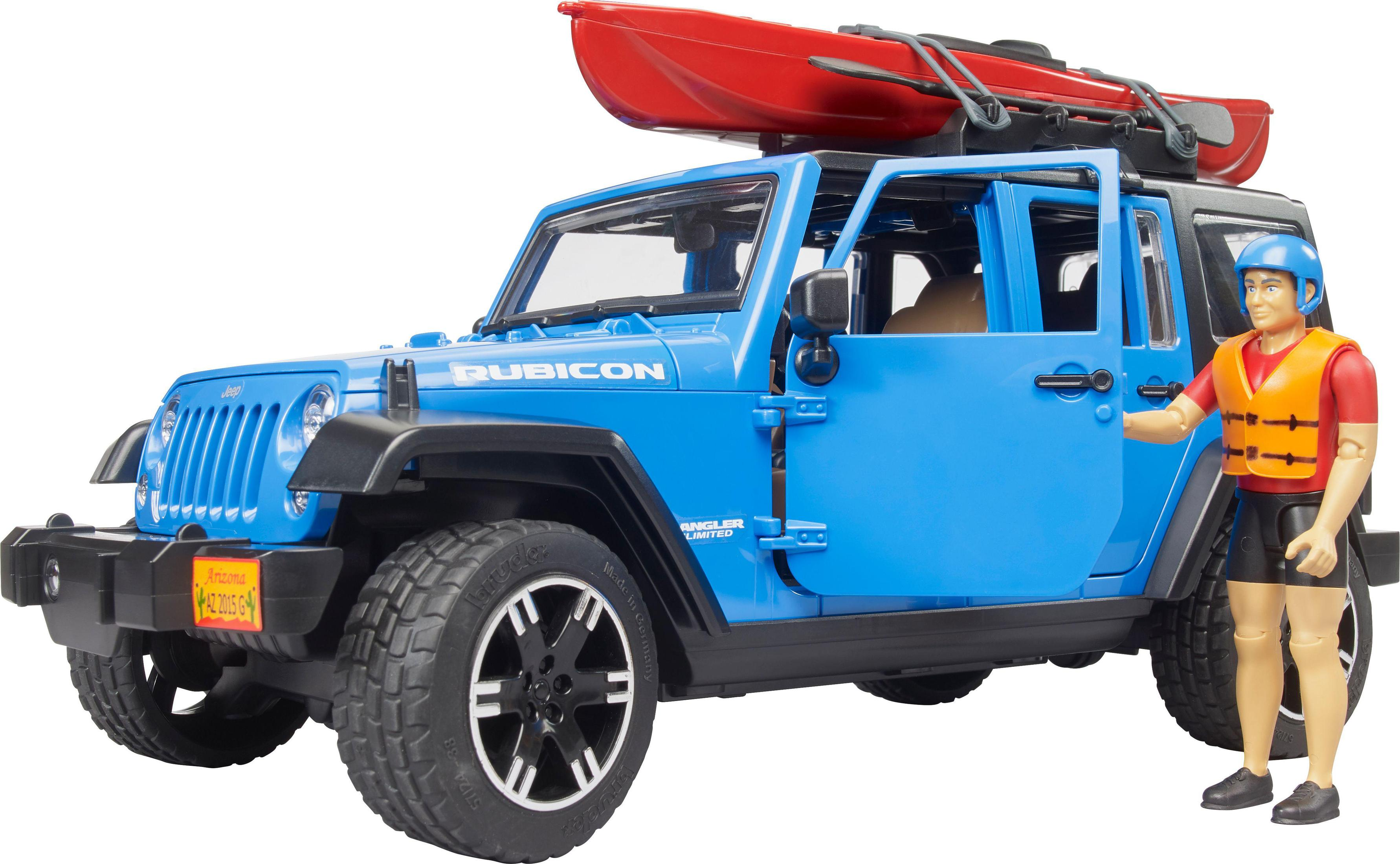 Ein blauer Jeep Wrangler mit einem roten Kajak oben drauf und eine Figur mit Schwimmweste.