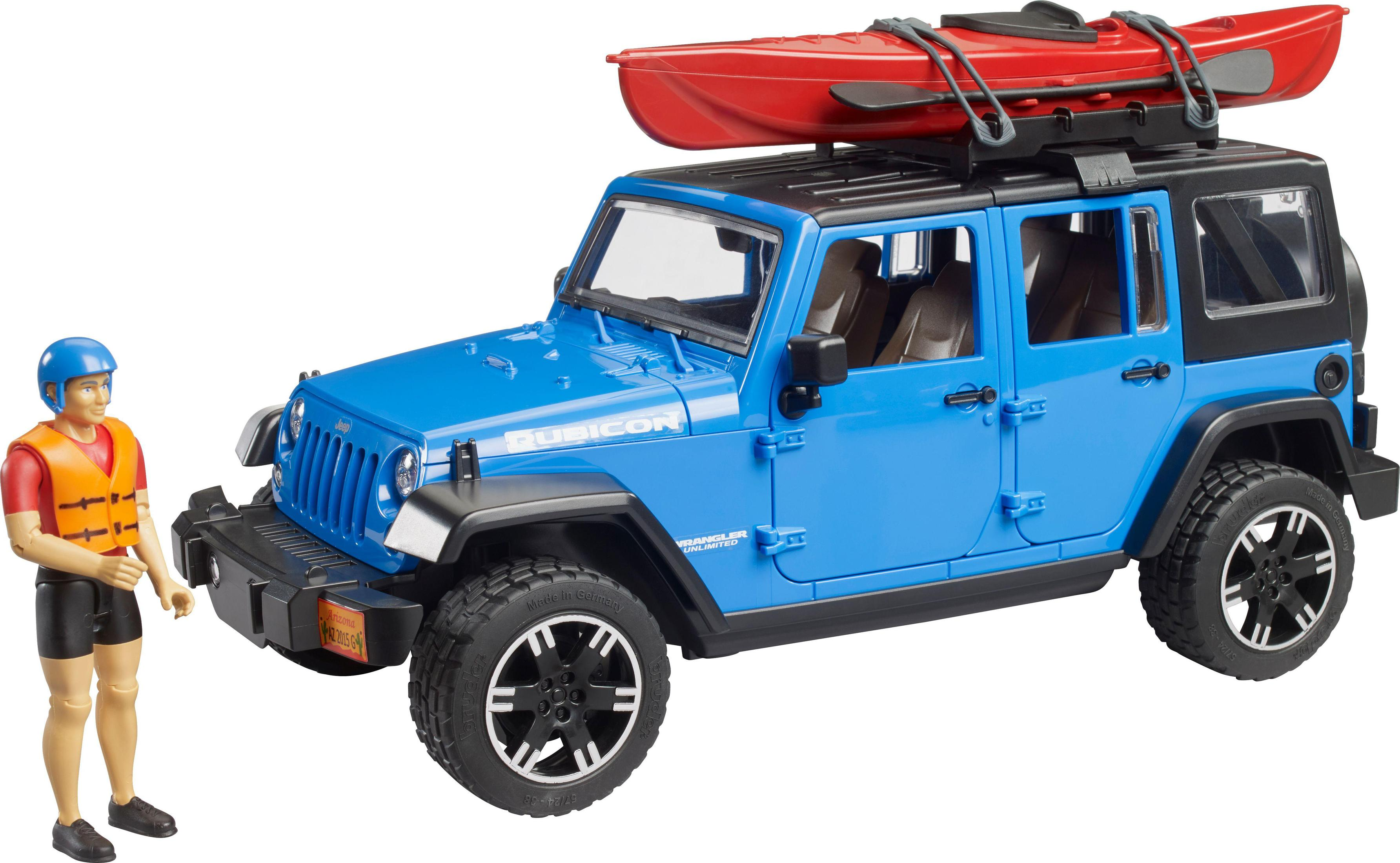 Blauer Jeep Wrangler mit Kajak auf dem Dach und eine Figur mit Schwimmweste.