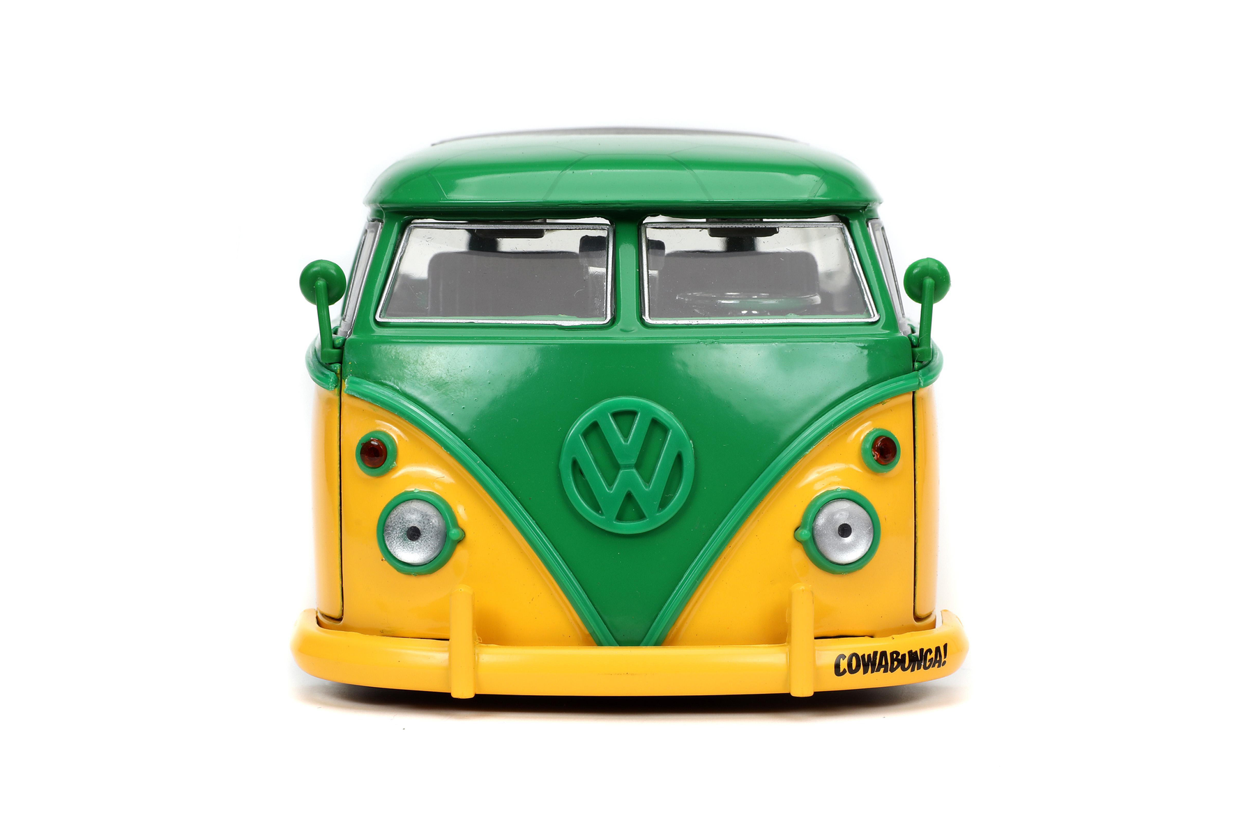 Ein Spielzeug-Van in Gelb- und Grüntönen mit dem Wort 'COWABUNGA!' auf der Vorderseite. Das VW-Logo ist sichtbar.