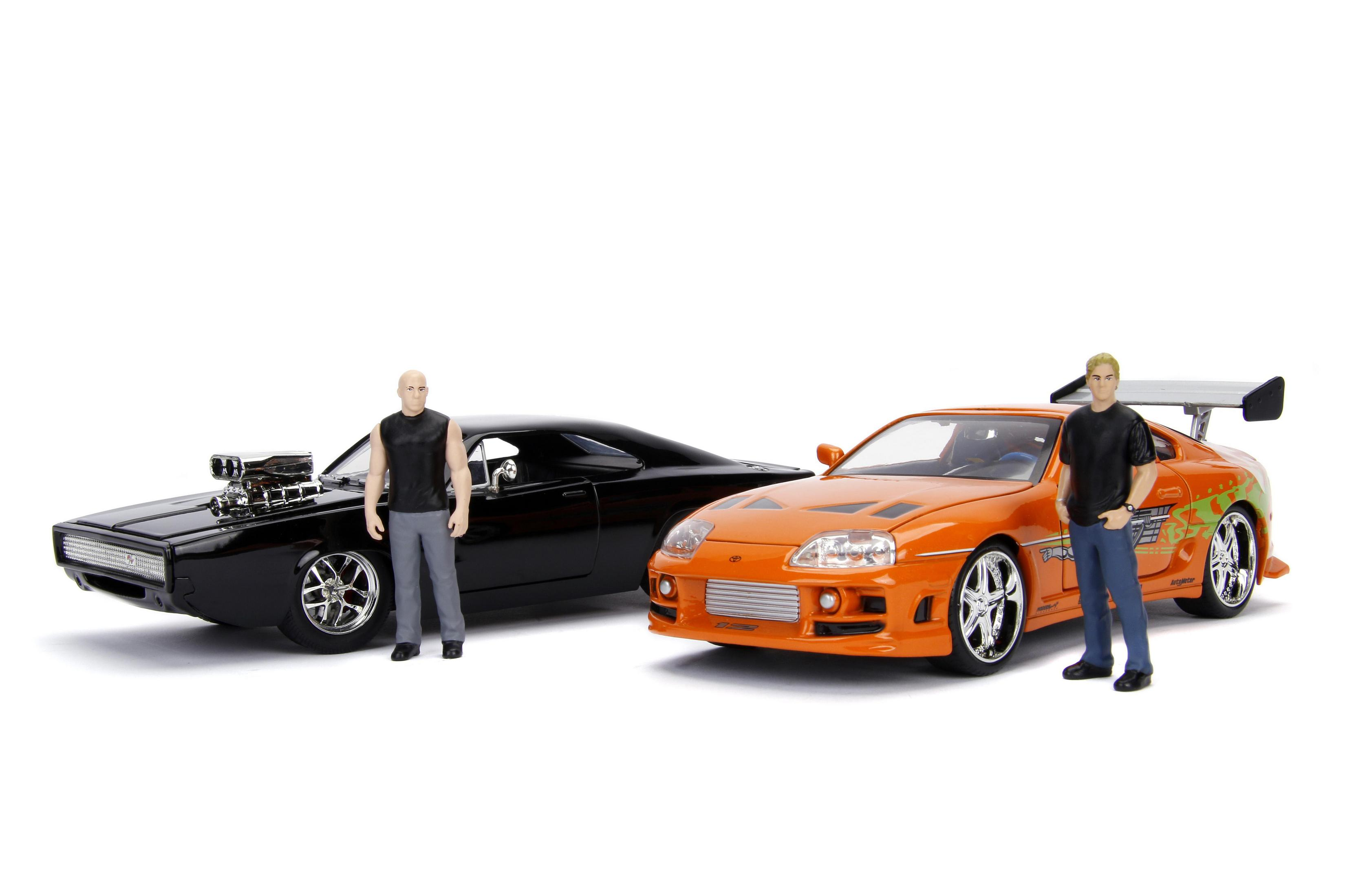 Macchine giocattolo, una Dodge Charger nera e una Toyota Supra arancione, con due personaggi.
