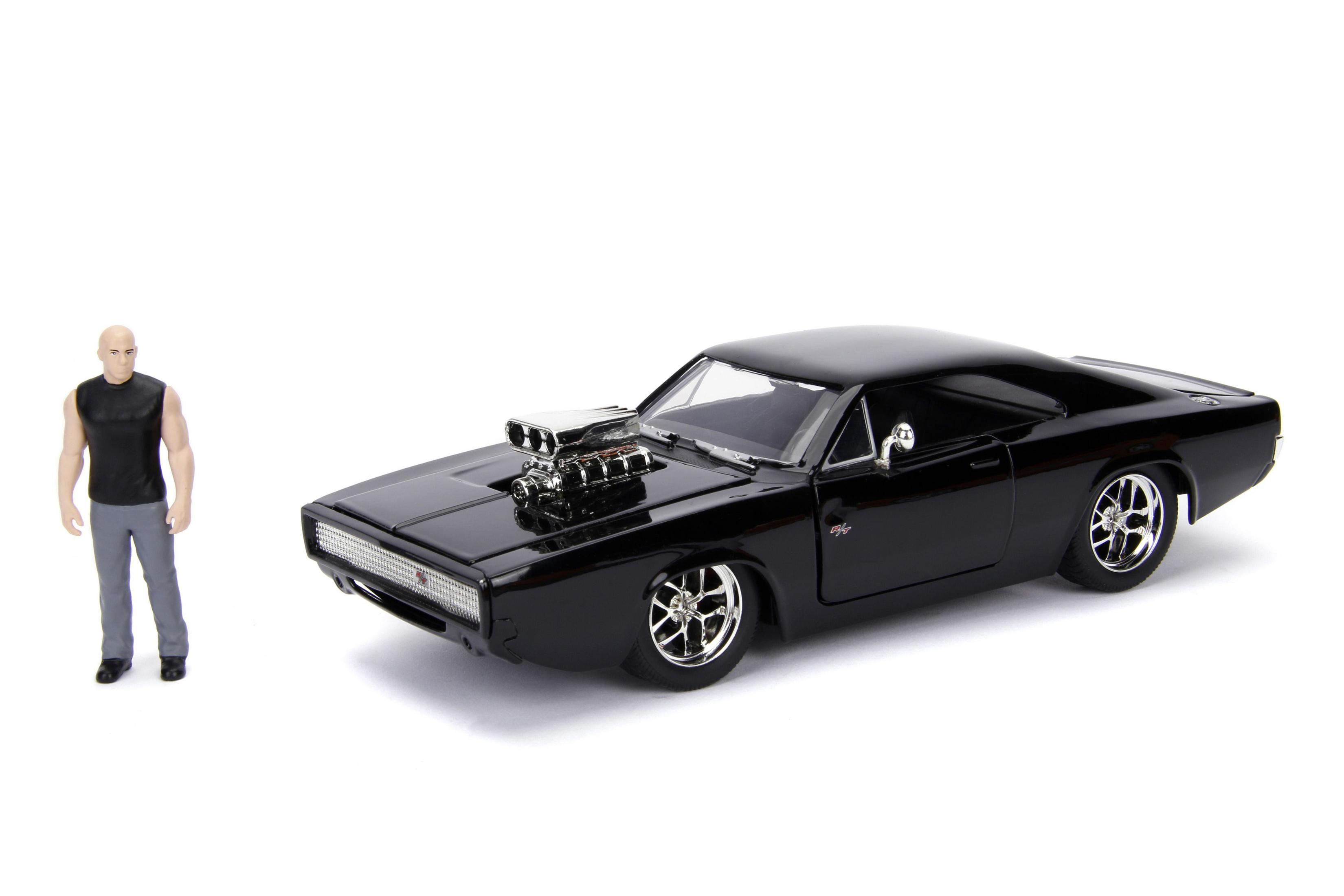 Muscle car nero con una figurina di uomo. L'auto è nera e lo sfondo è bianco.