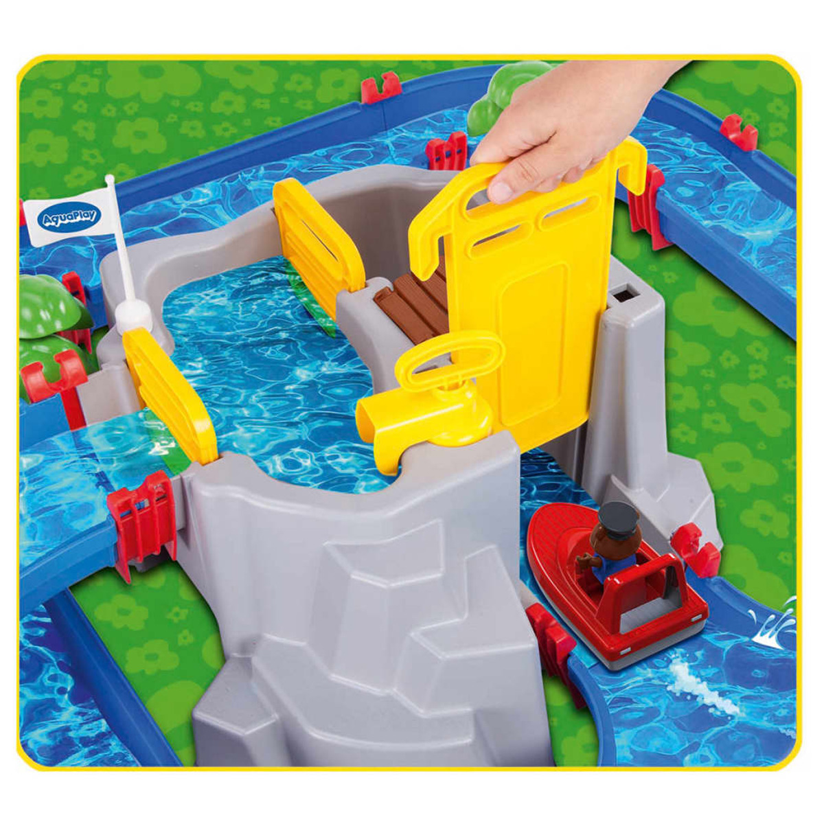 Set Aquaplay con acqua, una barca e una mano che aziona una paratia.