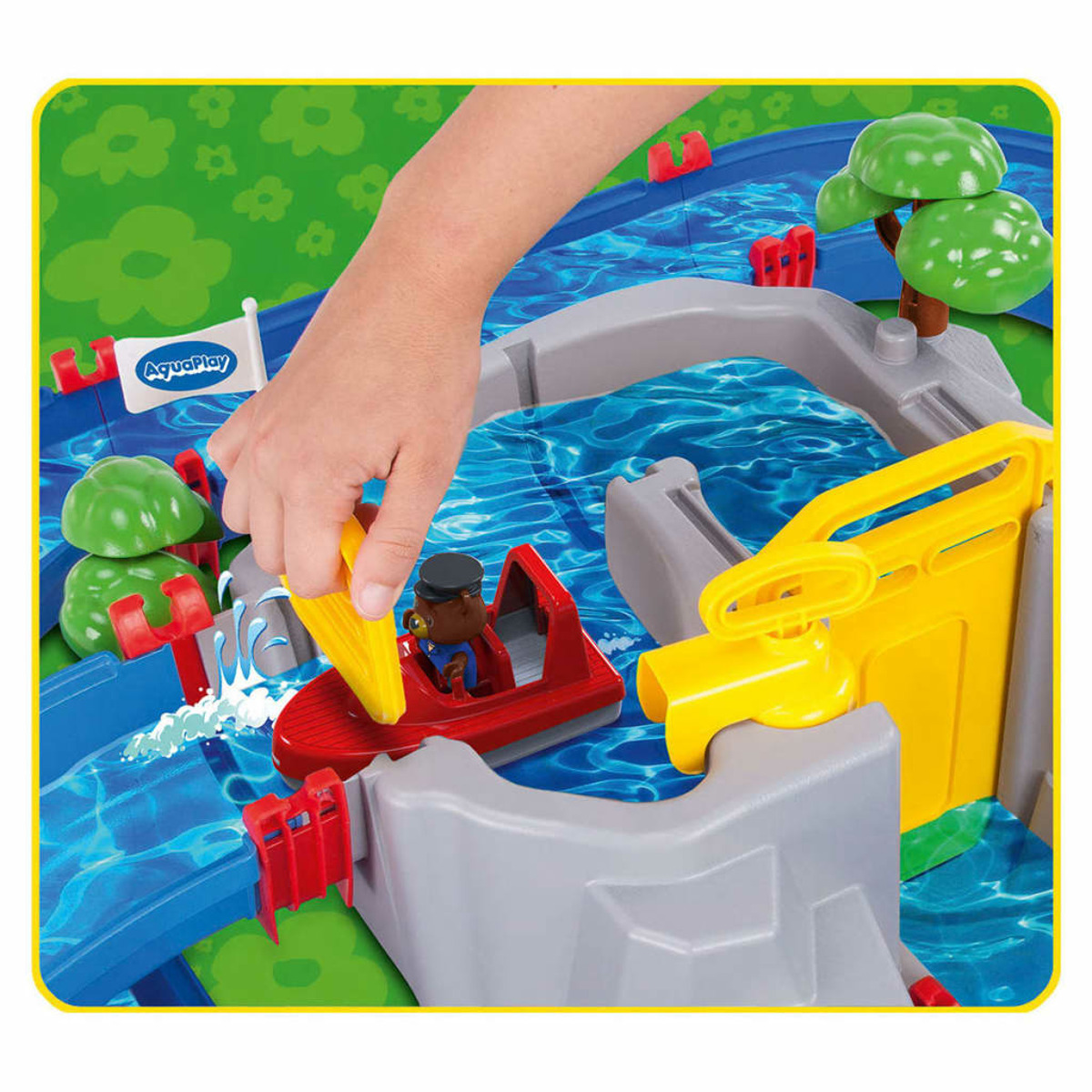 Un set di giochi d'acqua giocattolo con una mano che interagisce con una barca.