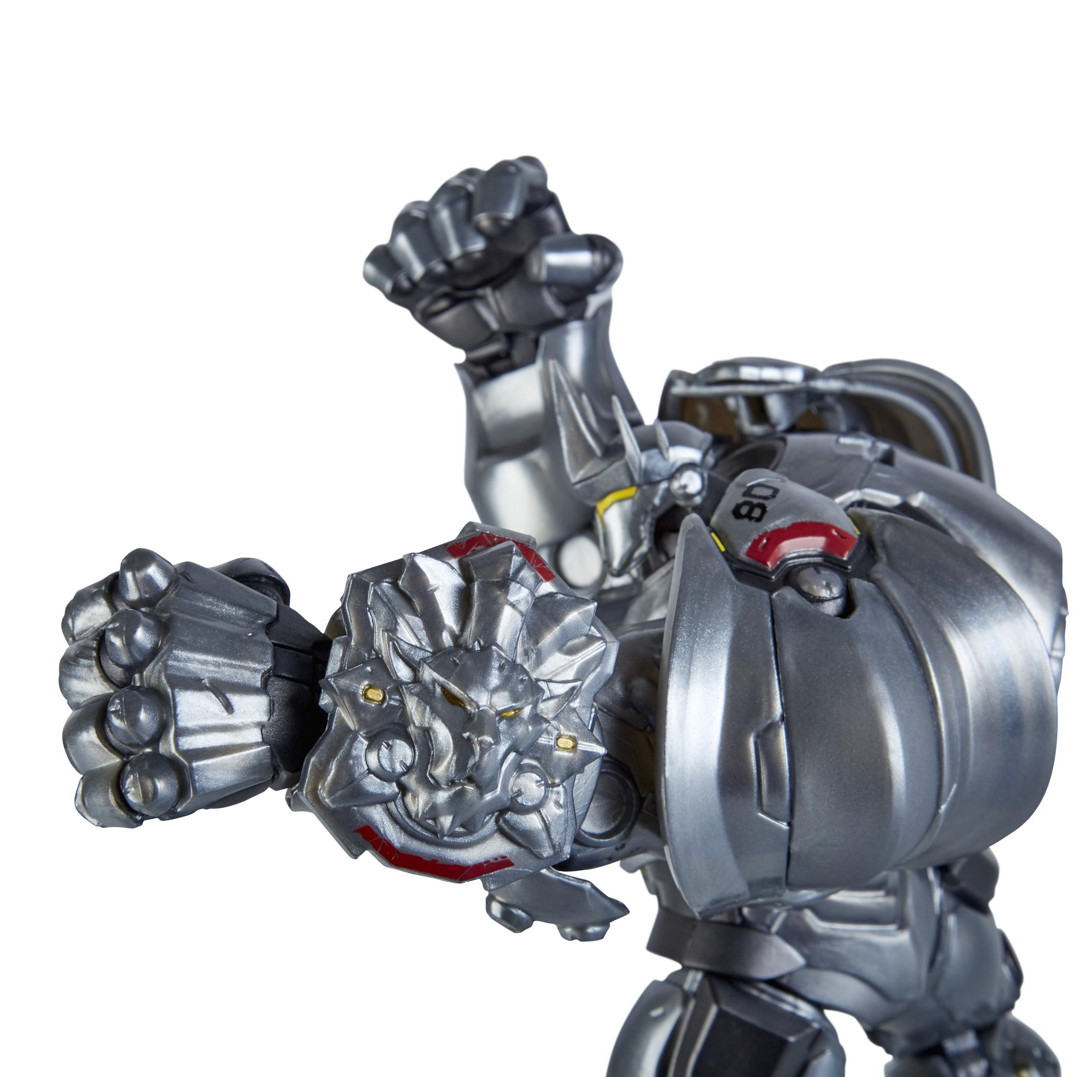 Silberne Roboterfigur mit löwenartigem Design auf der Brust, in dynamischer Pose.
