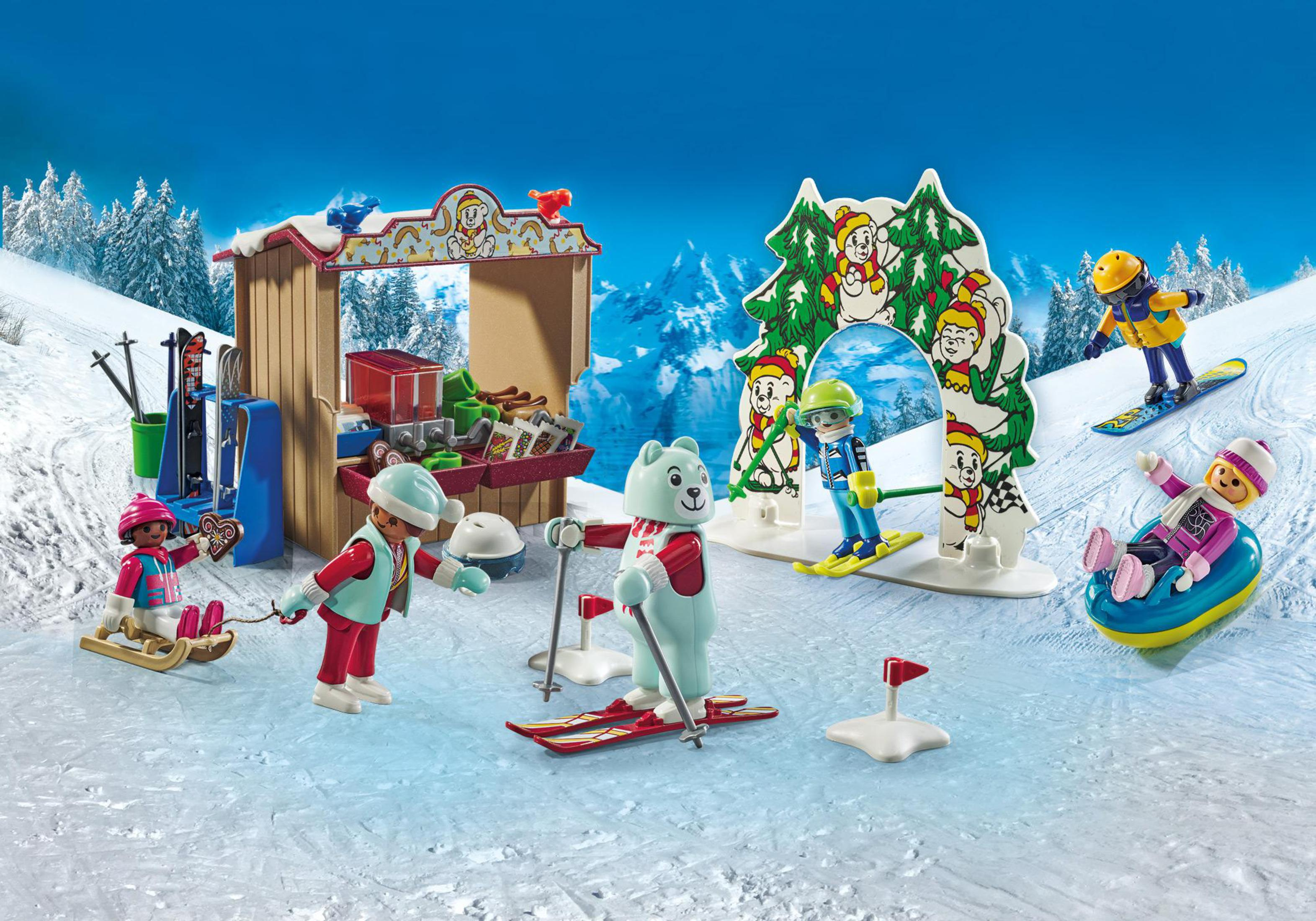 Scena invernale Playmobil con sciatori, snowboarder, un rifugio sciistico e neve.