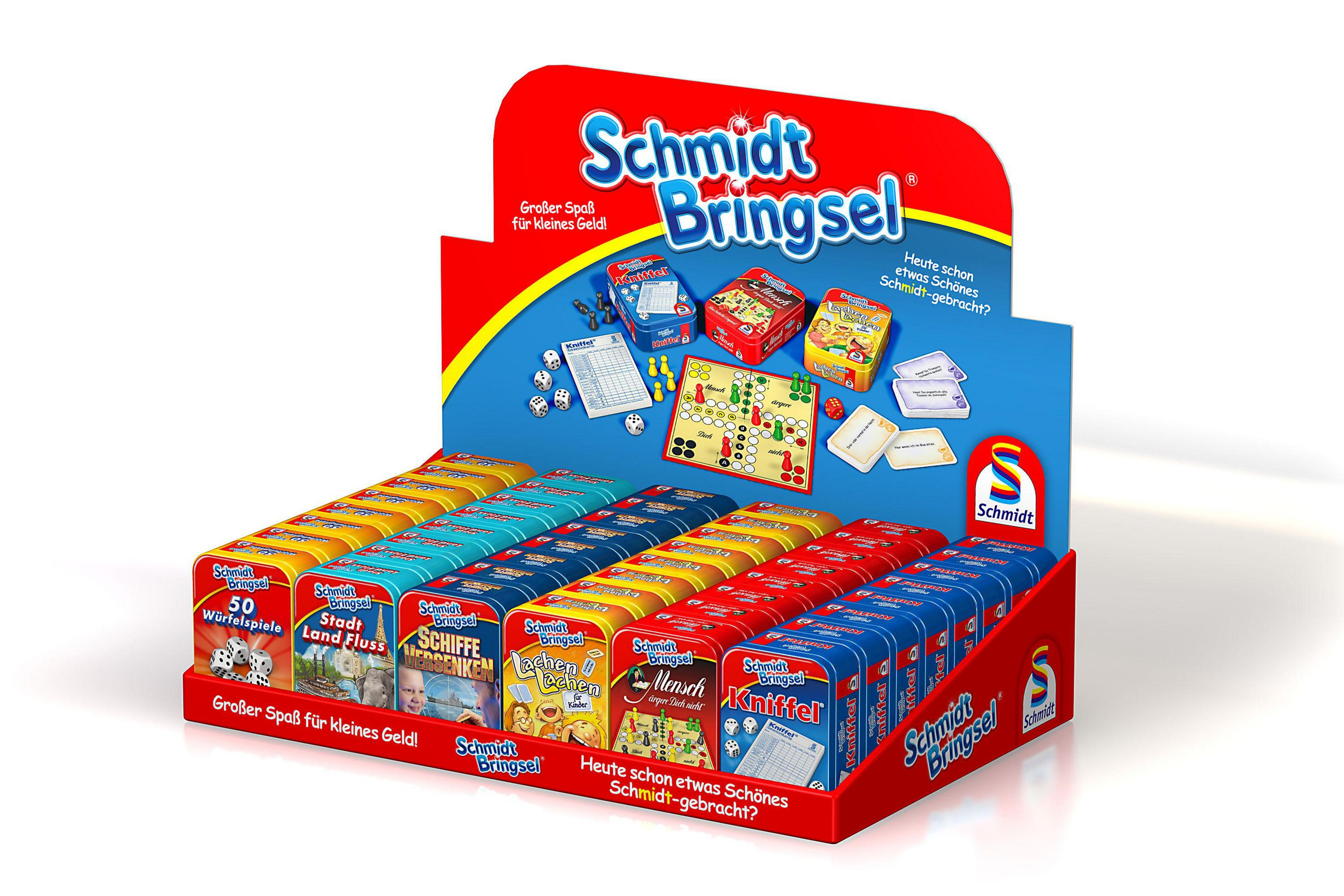 Ausstellung von Schmidt Bringsel-Spielboxen, rote und blaue Boxen, verschiedene Spielbretter, weißer Hintergrund.