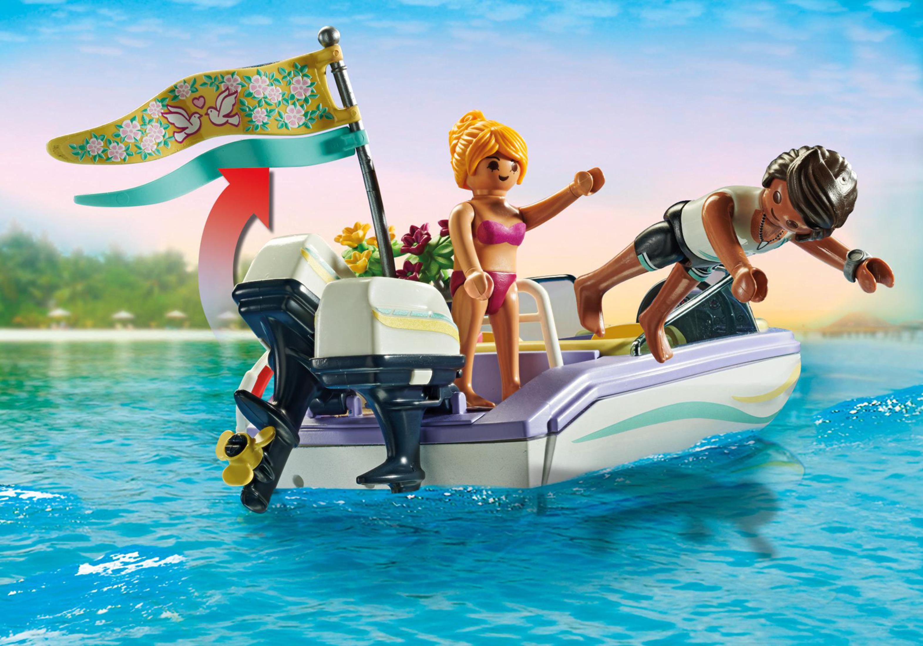 Ein Playmobil-Boot mit Figuren: Zwei Frauen auf dem Boot, eine springt ins Wasser.