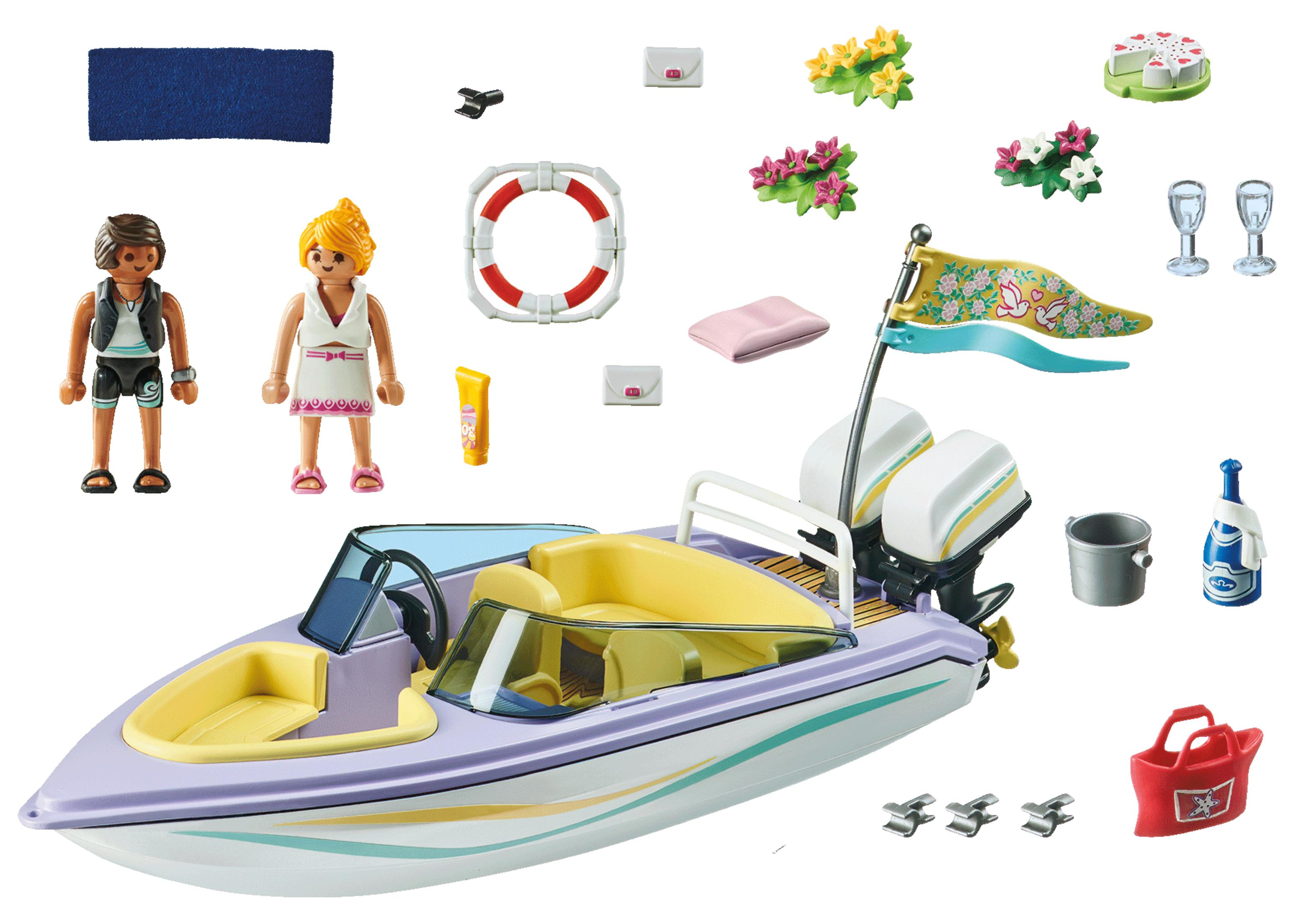 Ein Spielzeugboot mit Menschen und Zubehör. Viele Spielzeuge in der Szene. Der Hintergrund ist ein verträumtes Meer.
