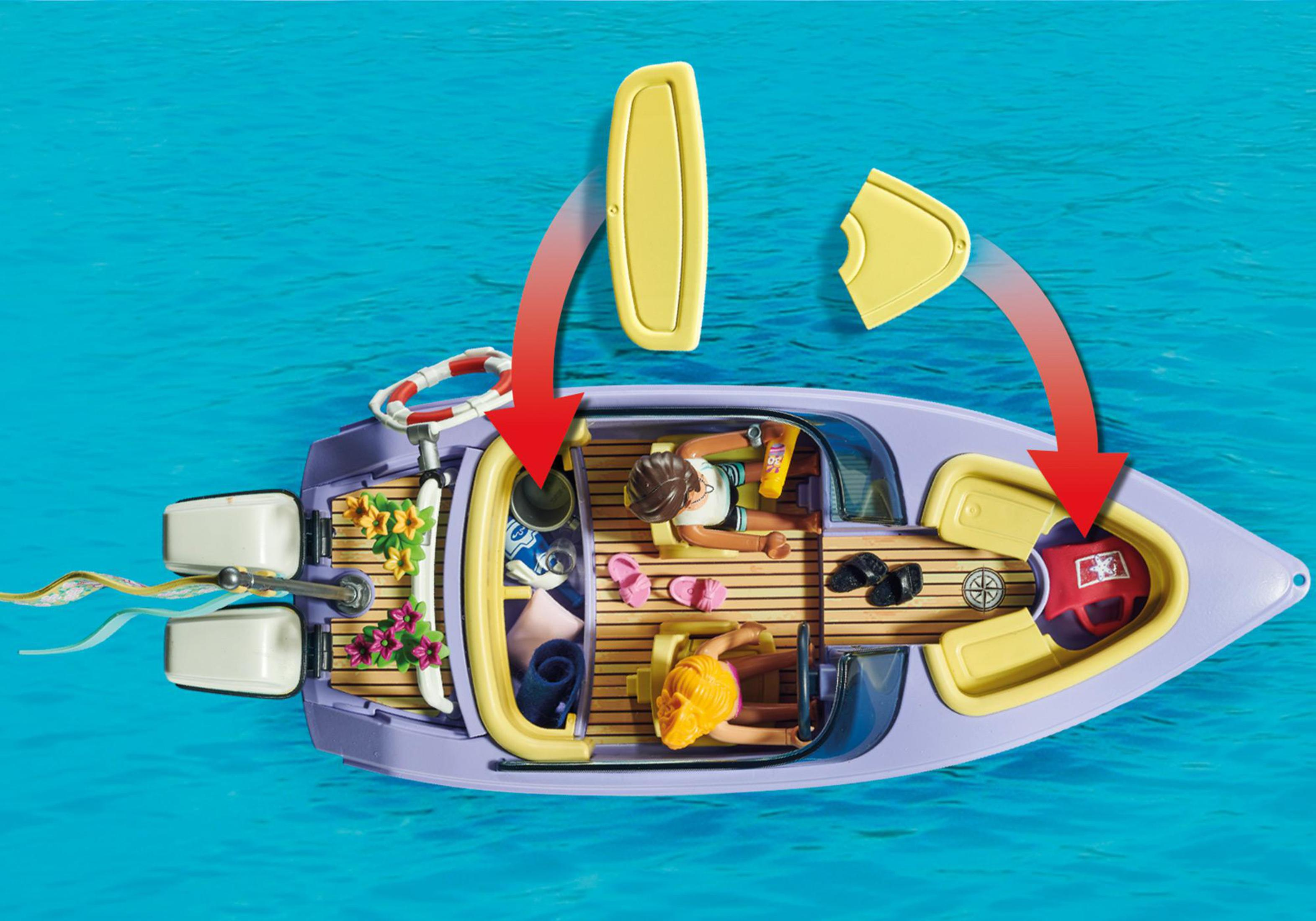 Draufsicht auf ein Spielzeugboot mit Personen im Inneren und Wasser.