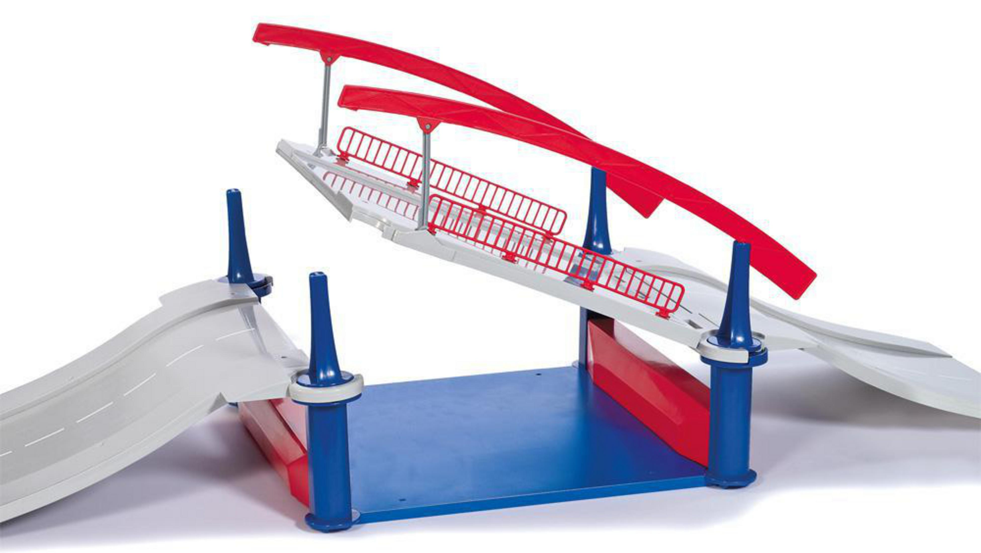 Spielzeugbrücke mit roten Akzenten und Rampen. Blauer Sockel. Weißer Hintergrund.