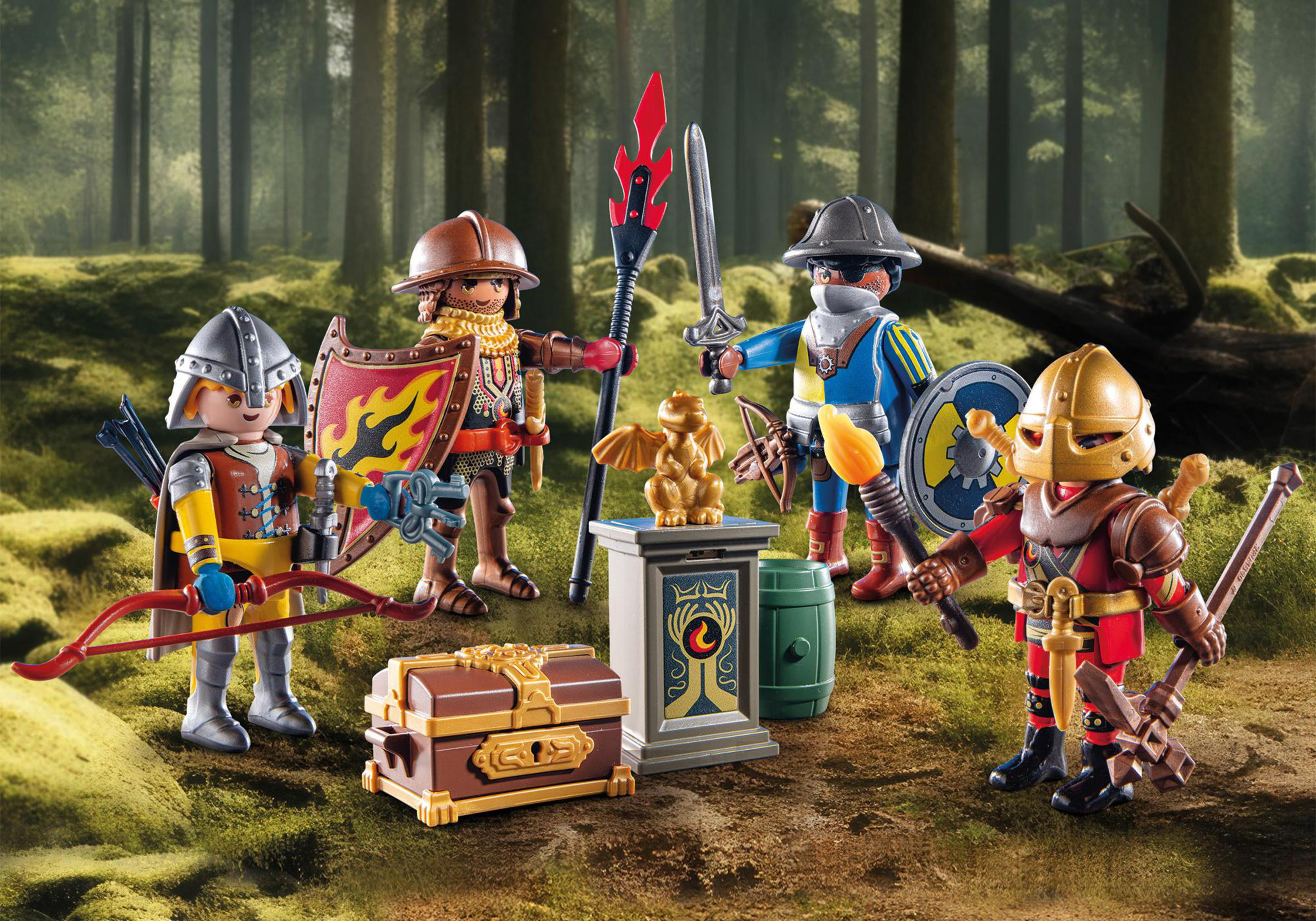 Grupa figurek Playmobil w leśnej scenerii, z różnymi akcesoriami i skrzynią skarbów.
