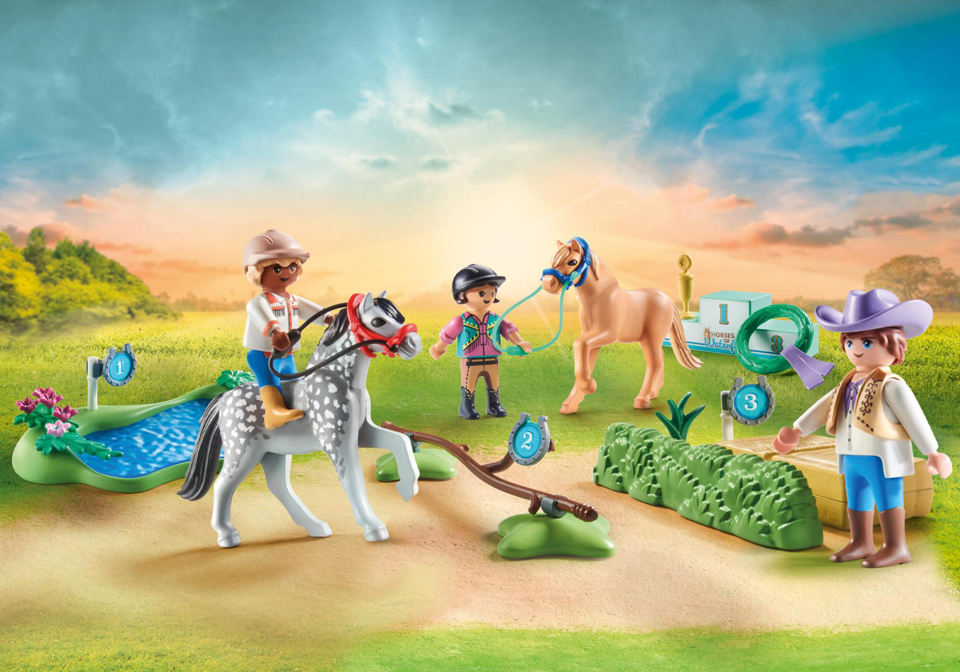 Playmobil-Reitszene mit Reitern, Pferden und Hindernissen.