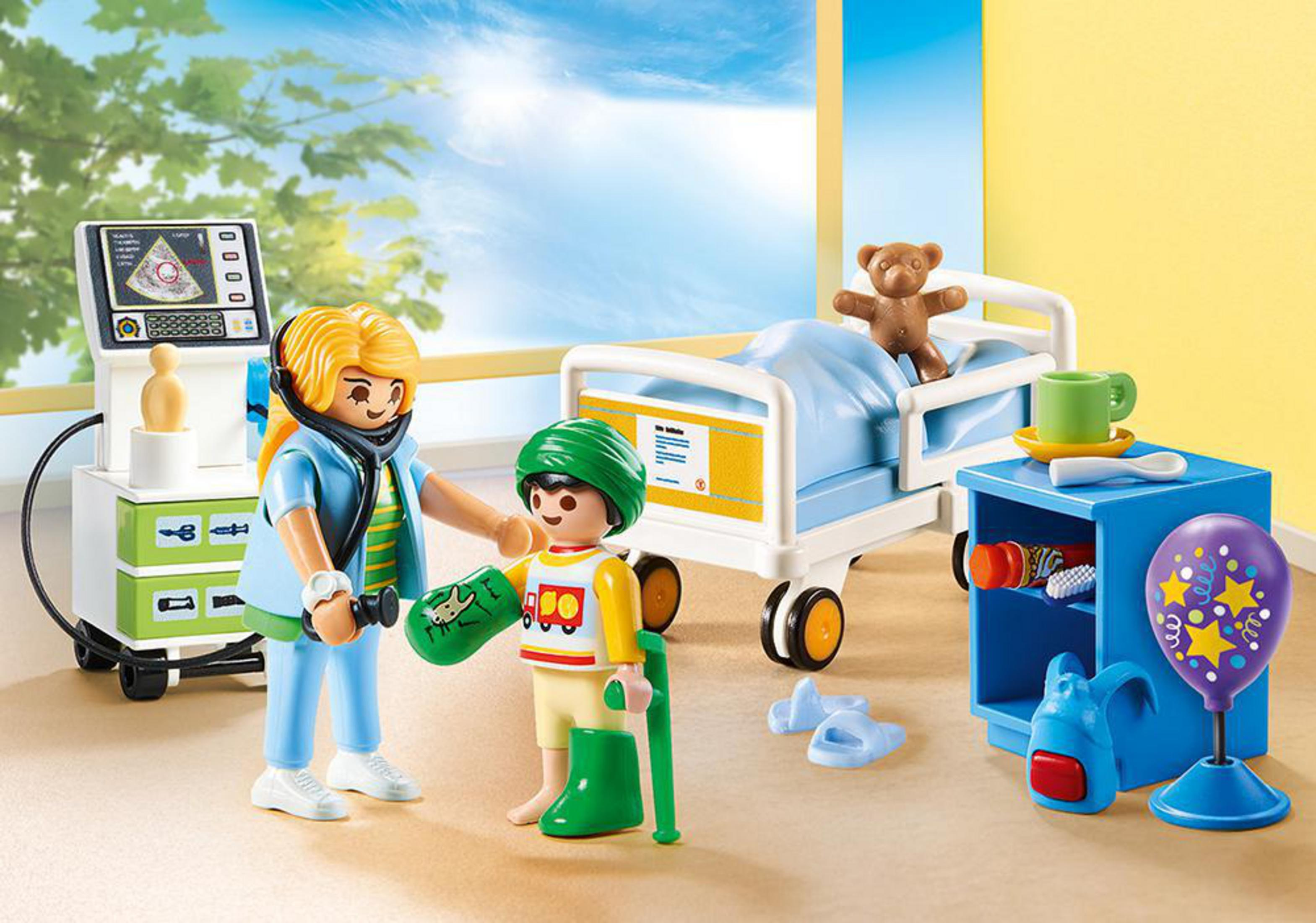 Scena szpitalna Playmobil z lekarzem, dzieckiem, łóżkiem i sprzętem medycznym.