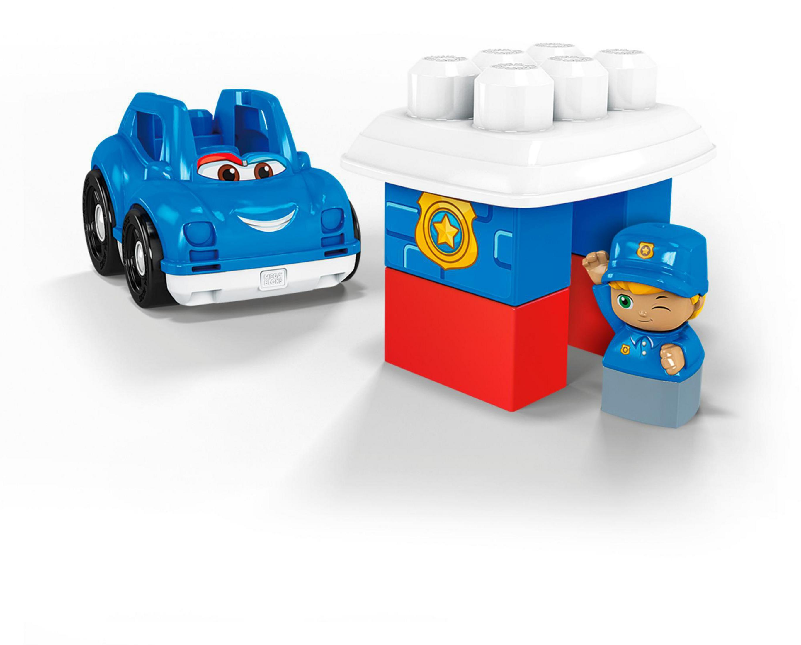 Blaues Spielzeugauto und Bausteine ​​Polizeistation mit einem Spielzeugpolizisten. Weißer Hintergrund.