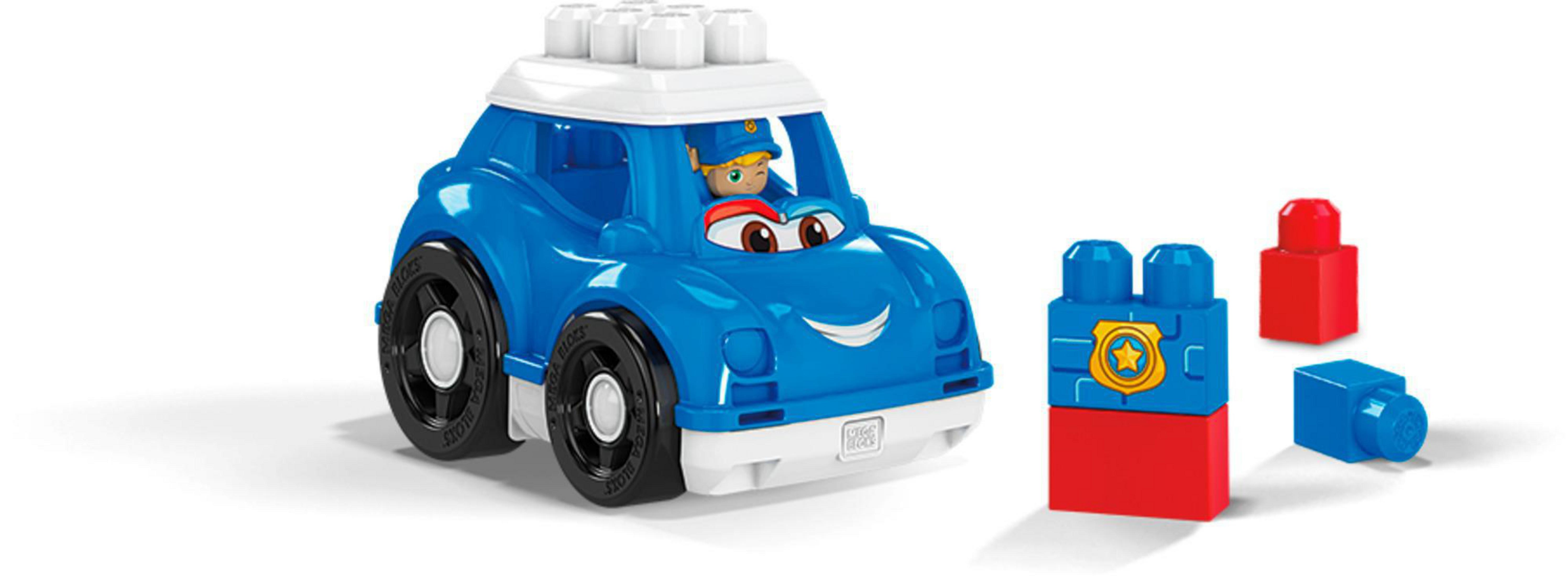 Ein blaues Spielzeug-Polizeiauto mit weißen und roten Blöcken und einem lächelnden Polizisten darin.
