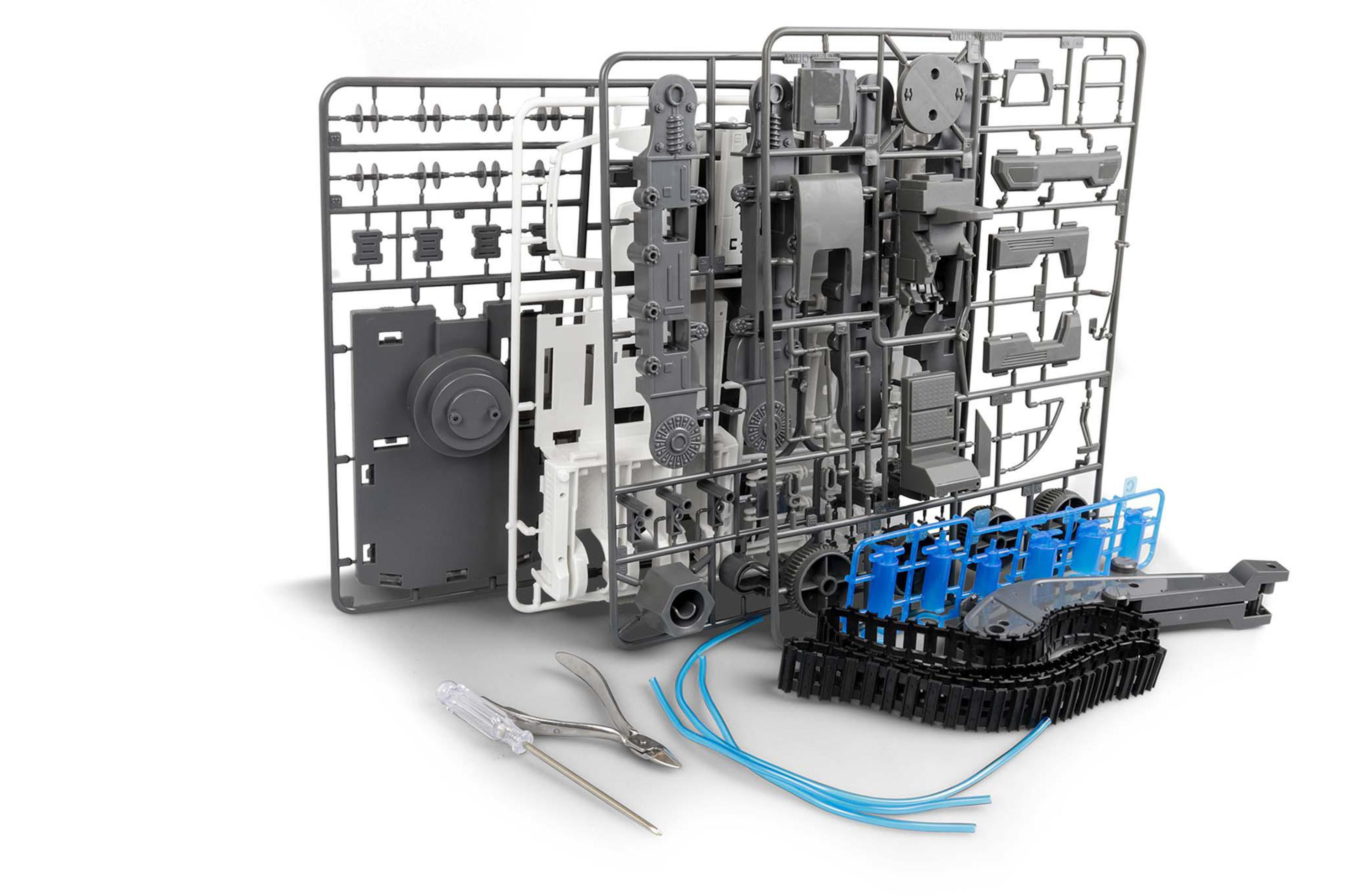 Parti del kit di modelli giocattolo, pezzi di plastica su una sprue e strumenti.