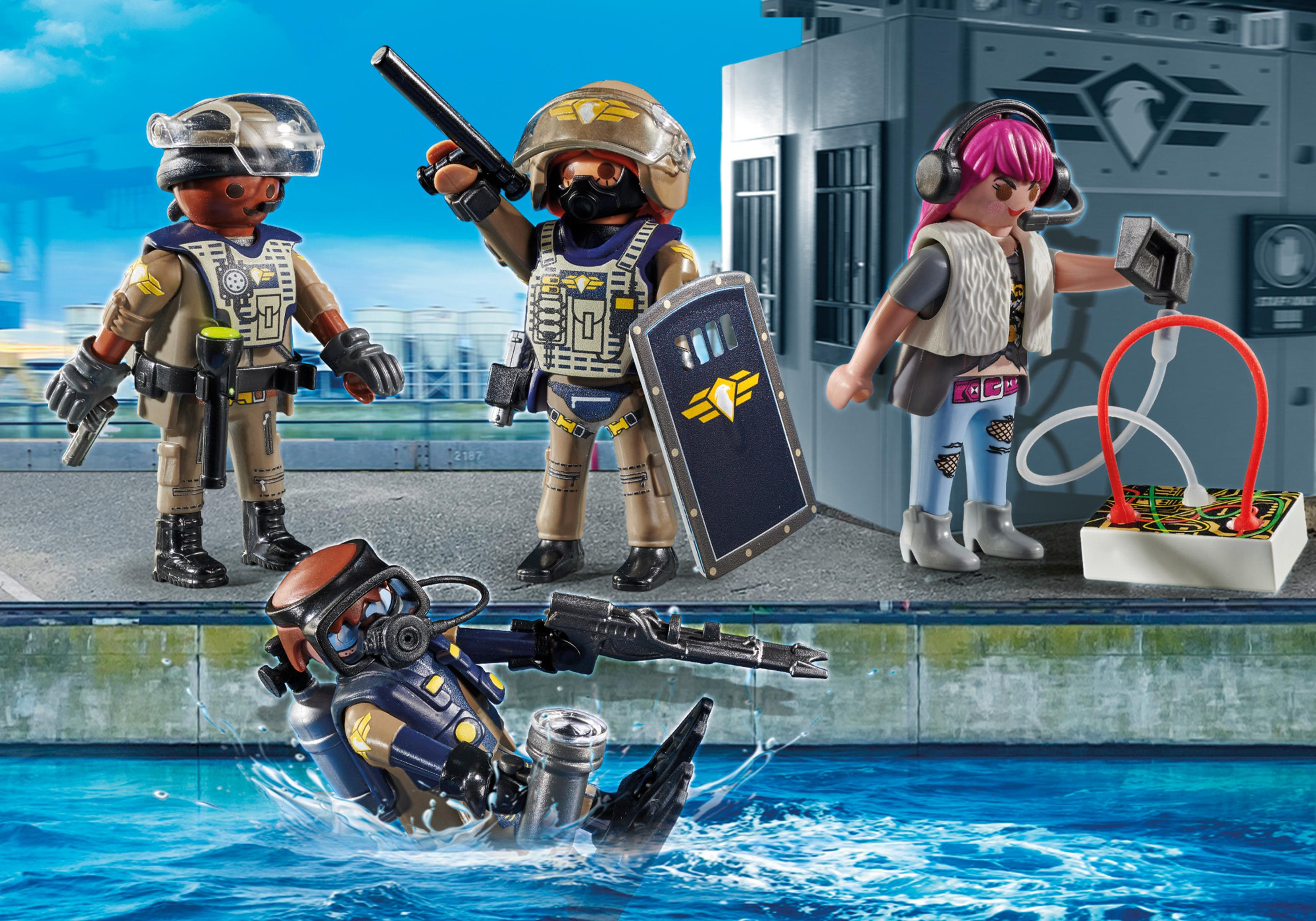 Playmobil-Figuren auf einer Dachszene, darunter Polizisten, eine Figur mit Schild und eine Figur, die ins Wasser fällt.