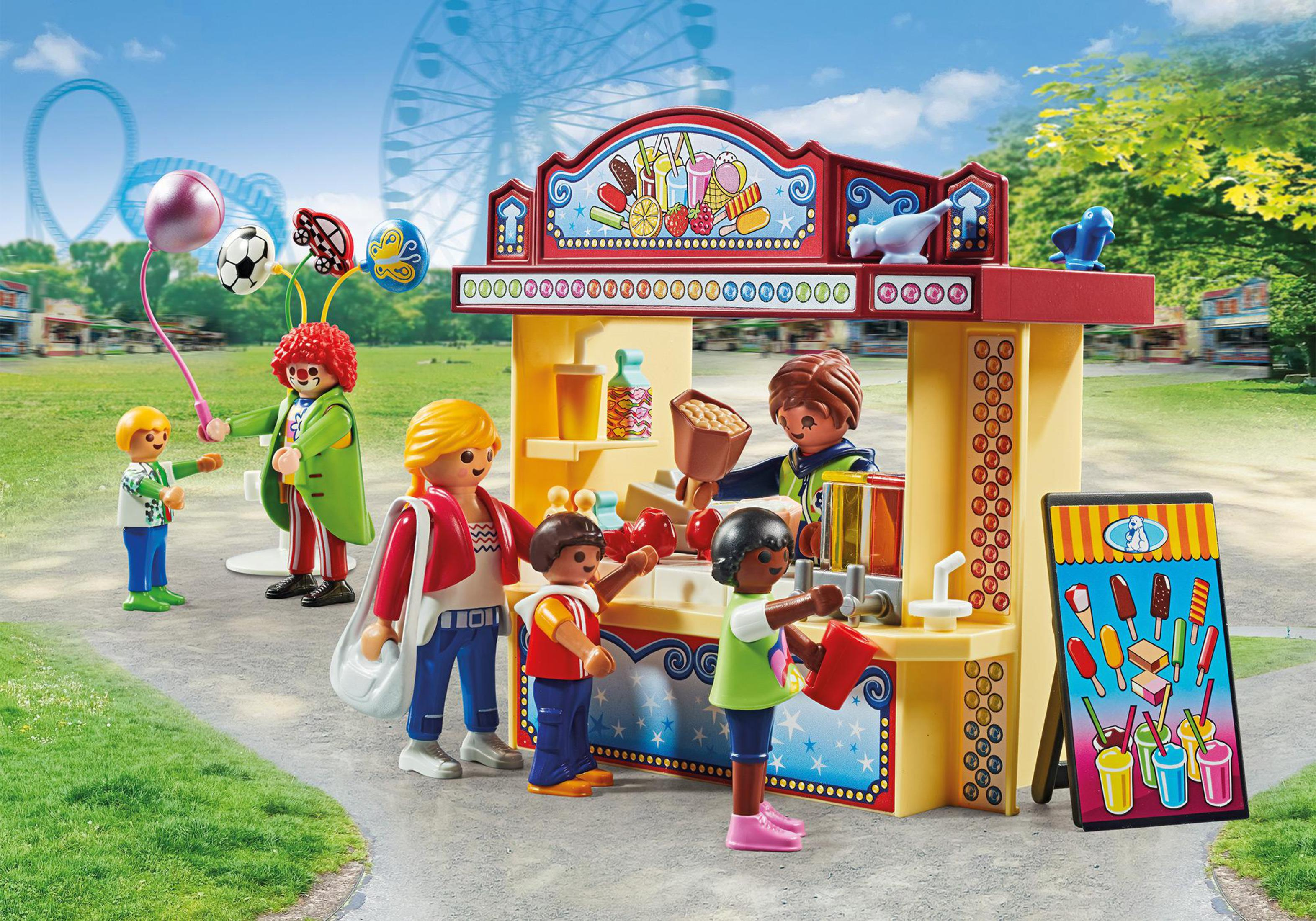Escena de parque de atracciones Playmobil. Figuras en un puesto de comida. Fondo de noria.