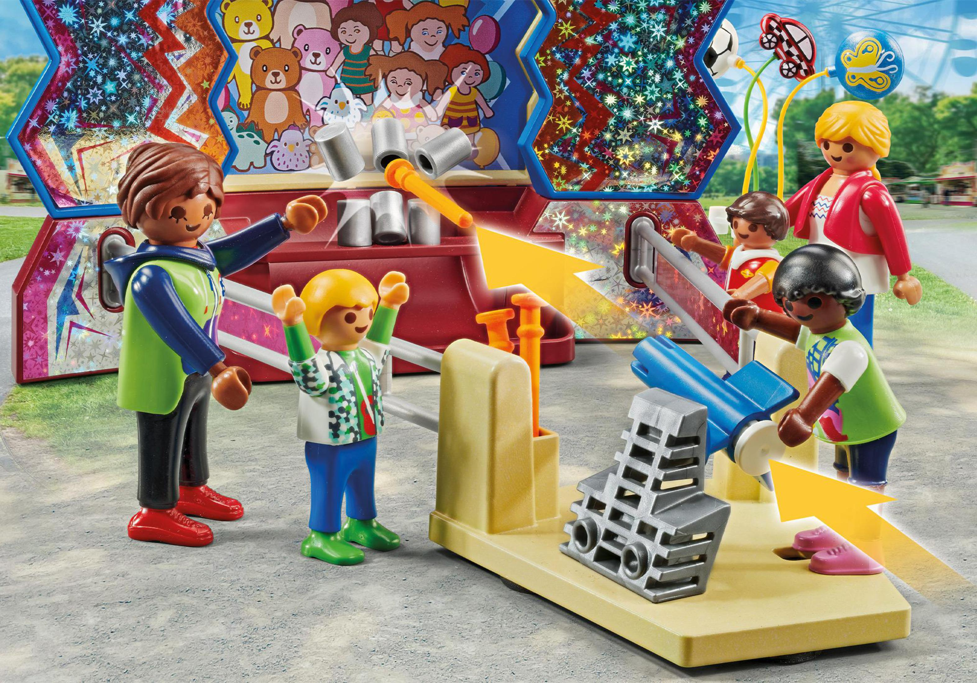 Set de feria Playmobil con niños jugando juegos de carnaval y un telón de fondo colorido.