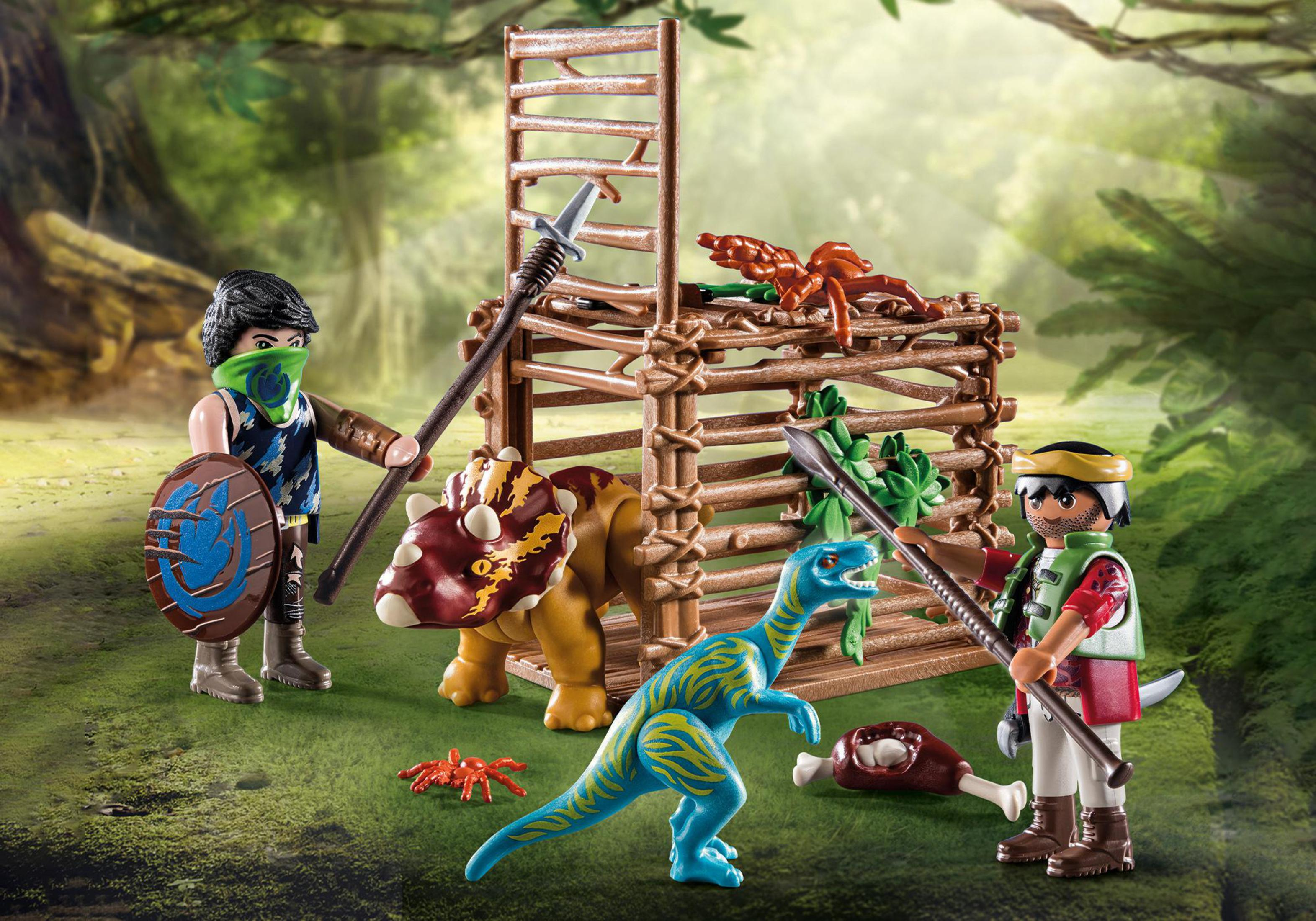 Playmobil-Szene mit Figuren, Dinosauriern, einem Käfig und einem Waldhintergrund.