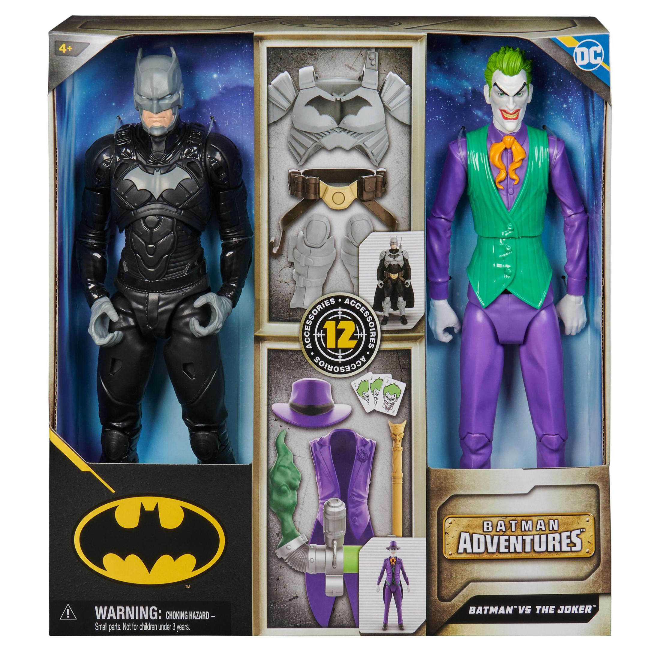 Figurki Batmana i Jokera w pudełku. Batman jest w czarnej zbroi, Joker w fioletowym garniturze. Zawiera akcesoria.
