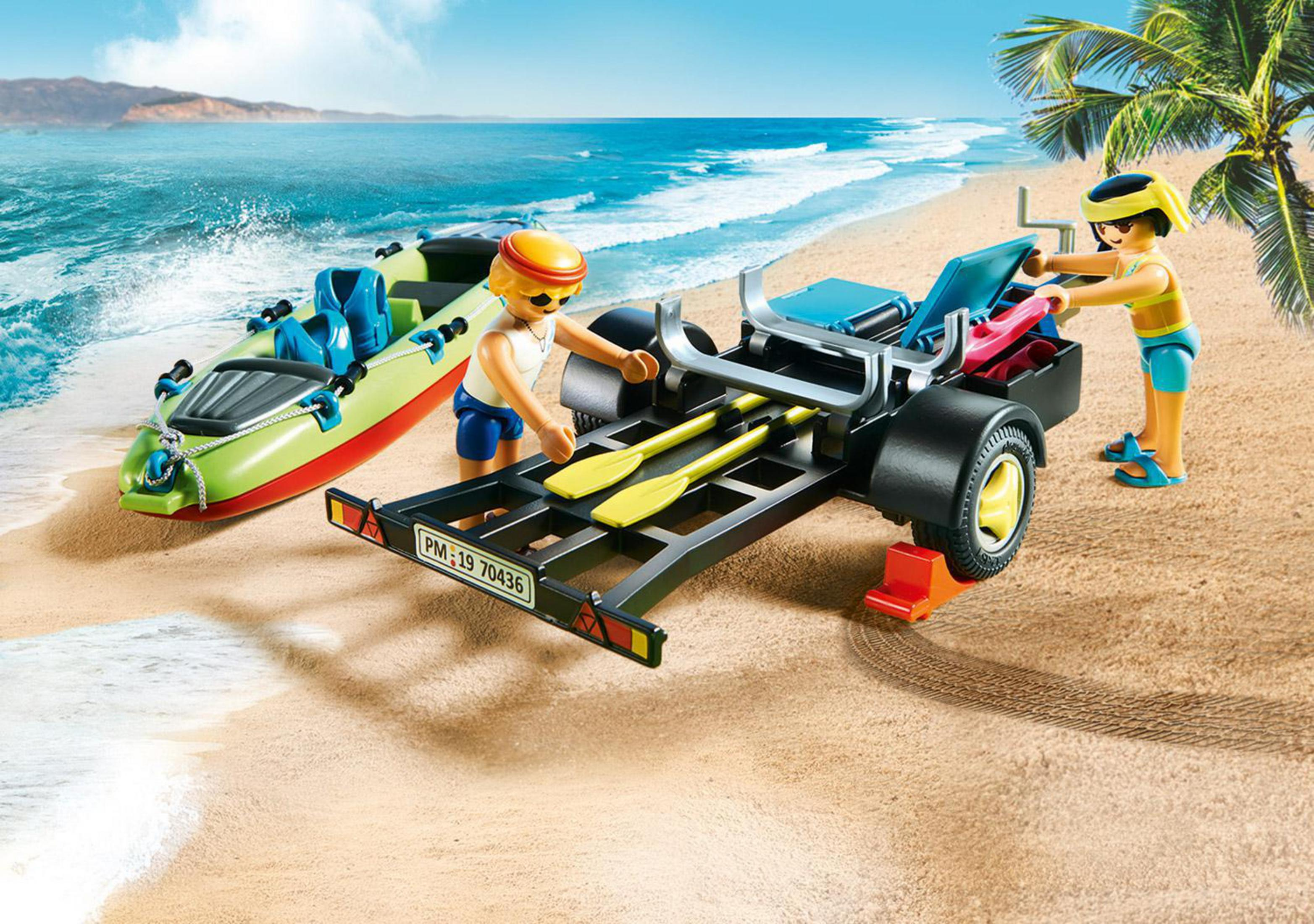 Zwei Playmobil-Figuren mit Kajaks auf einem Anhänger am Strand.