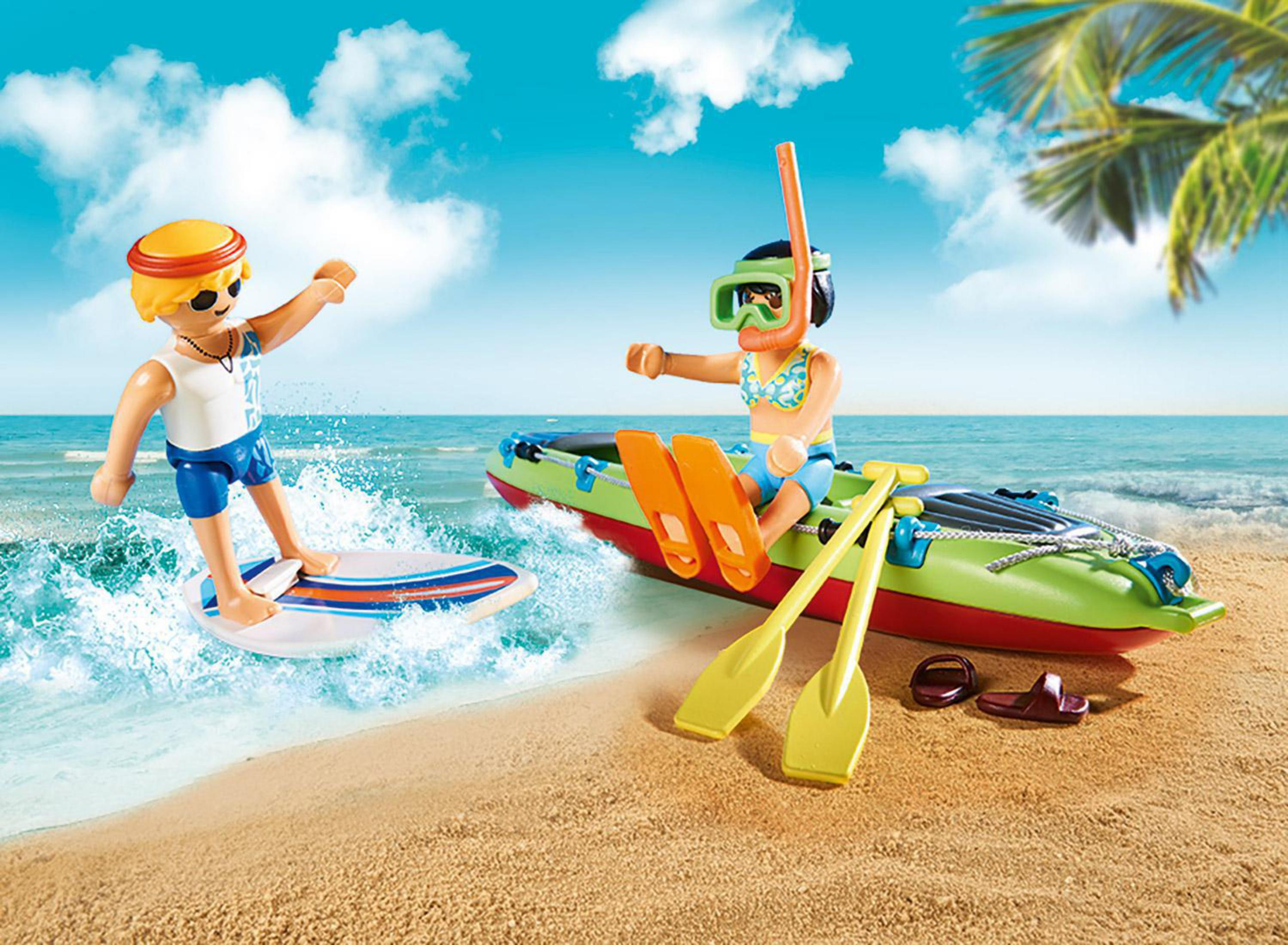 Zwei Playmobil-Figuren, eine surft, eine kajakt. Strandkulisse mit Palme.