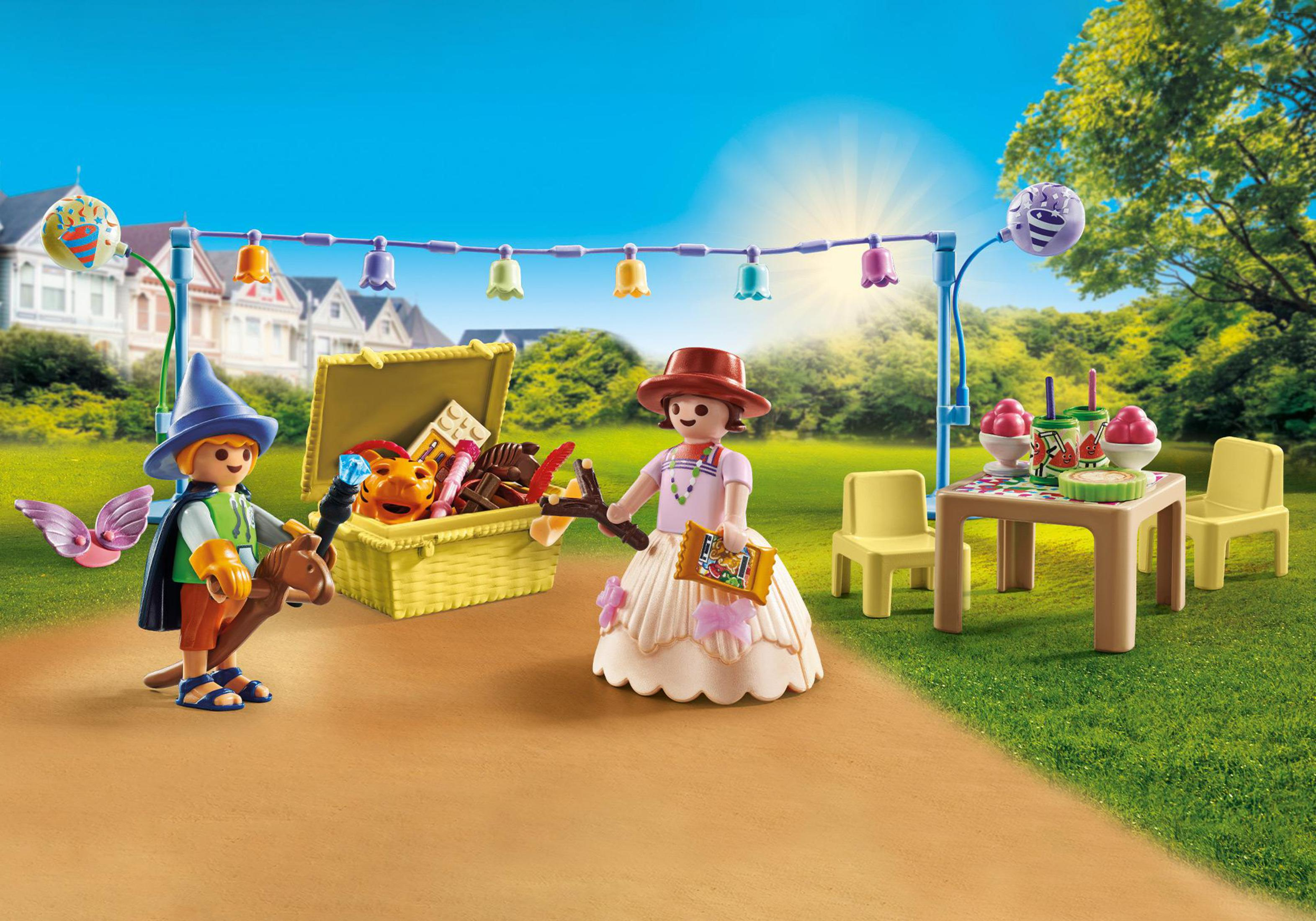 Spielzeugszene eines Picknicks mit Figuren, einem Tisch und verschiedenen Accessoires.