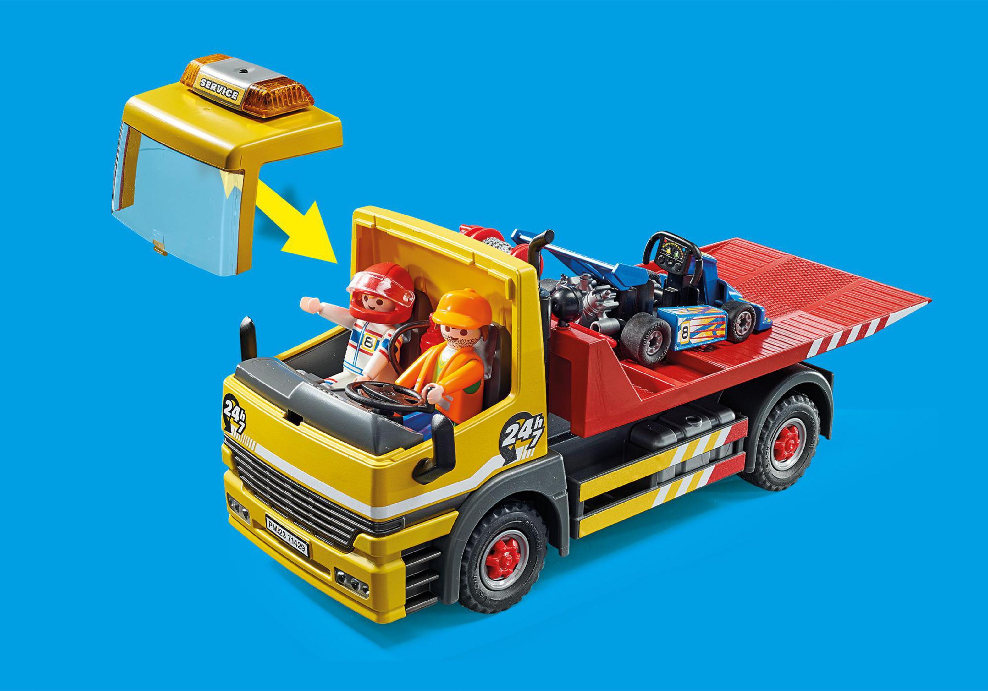 Un camioncino di traino giallo giocattolo con due figure all'interno e un go-kart sul retro.