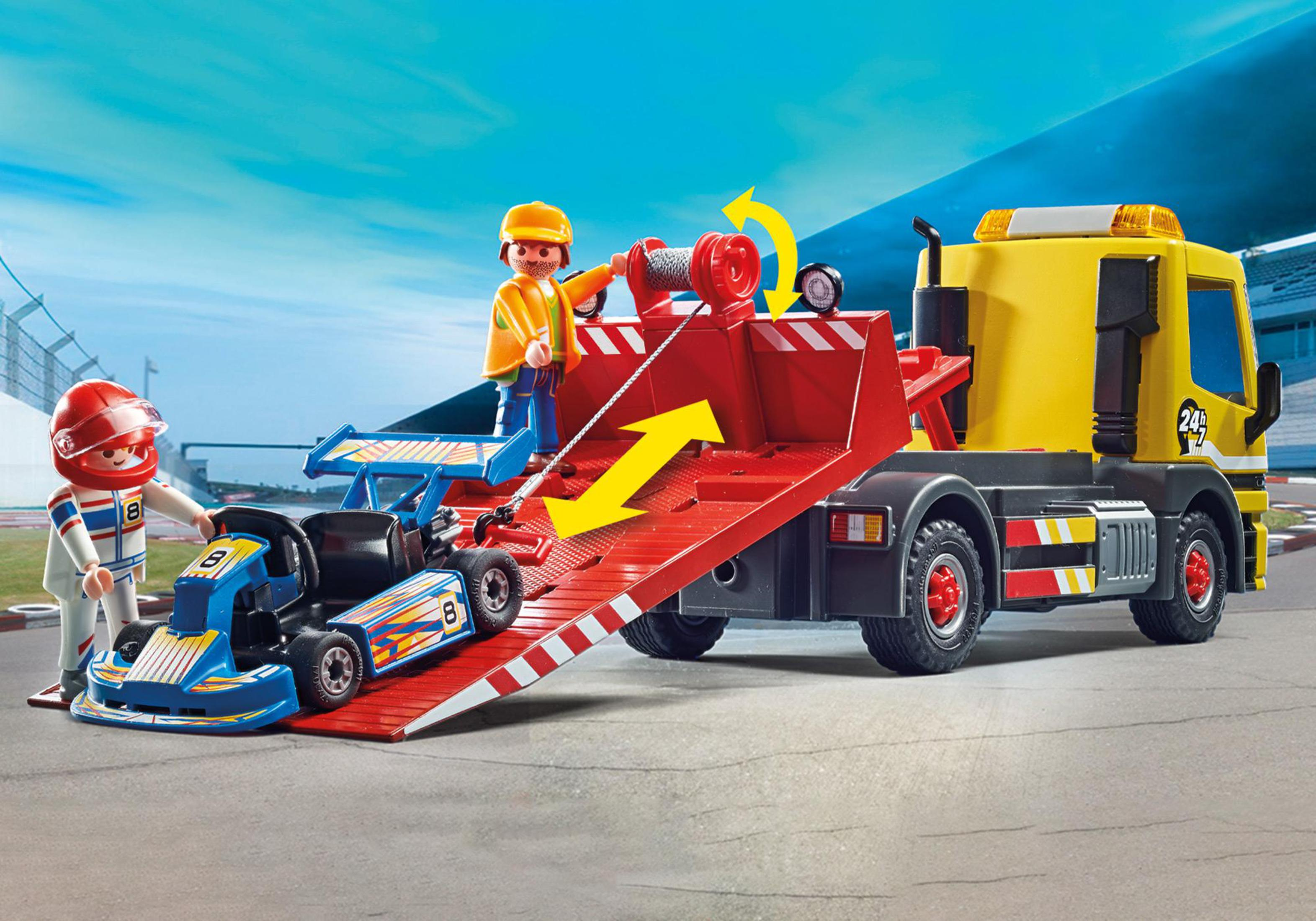 Un camioncino giocattolo che carica un kart su uno sfondo di pista con due figure.