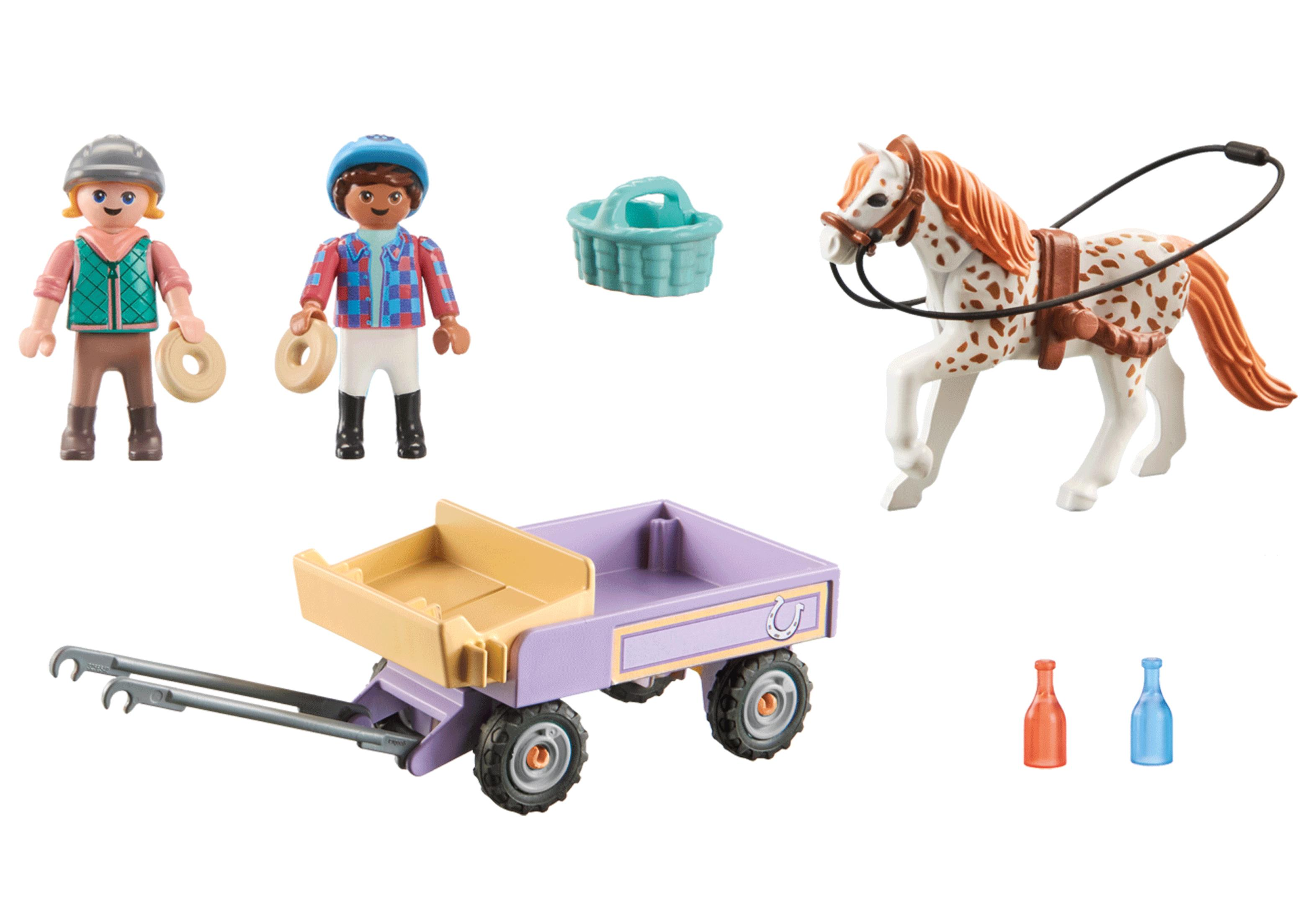 Eine Sammlung von Spielzeugzubehör: zwei Figuren, ein Pferd, ein Wagen, ein Korb und Flaschen.