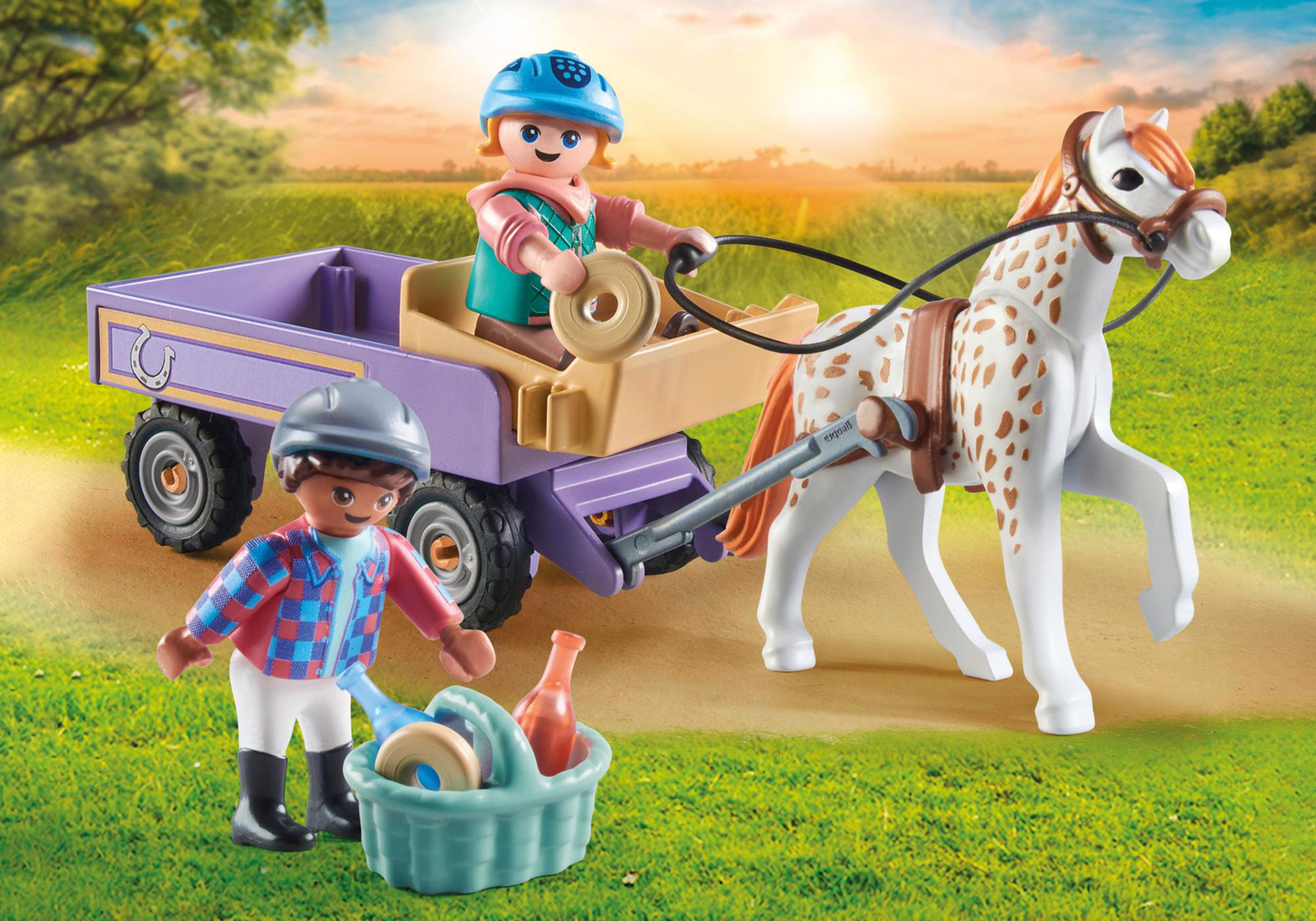 Playmobil-Szene: zwei Kinder mit Pferd und Wagen, Korb und grünes Feld.