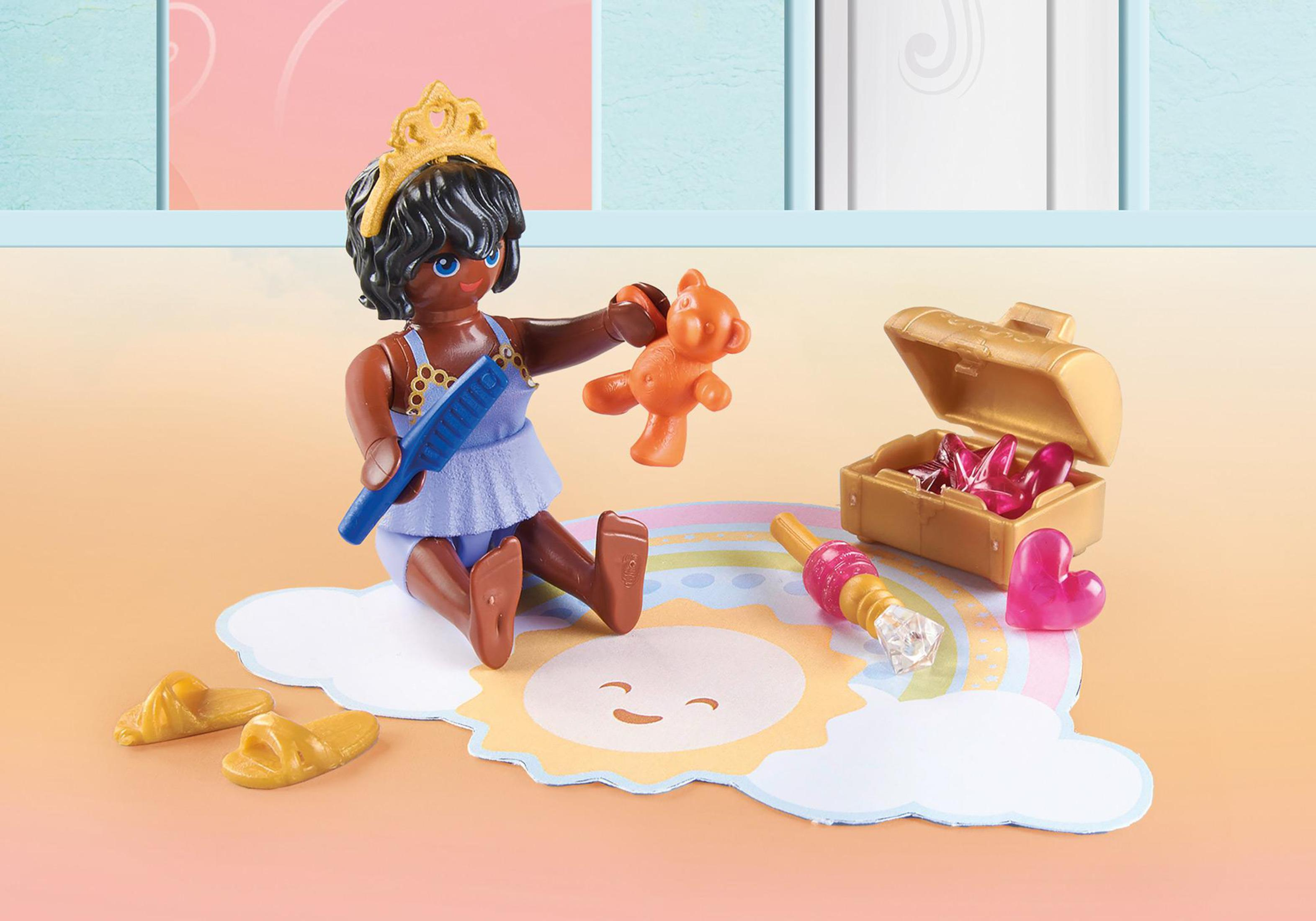 Personaggio Playmobil con giocattoli: bambola, pettine, orsetto, forziere e cuore. Sfondo arancione chiaro.