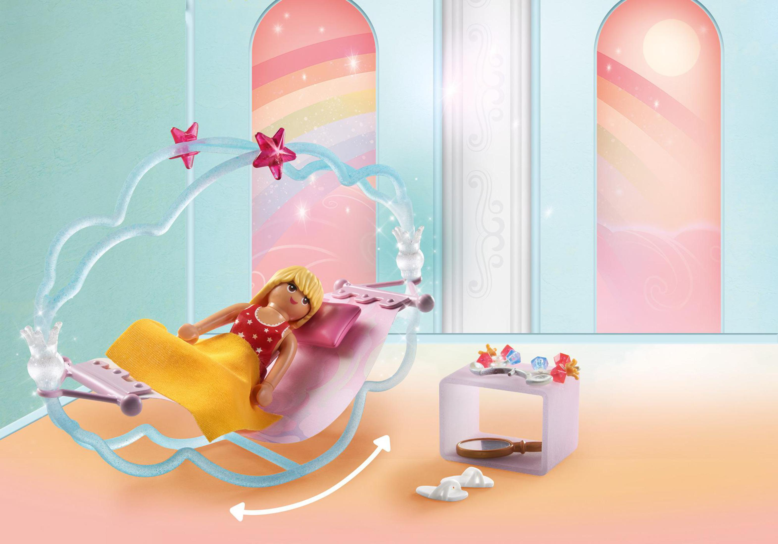 Un set Playmobil con una bambola in un'amaca. Lo sfondo include un arcobaleno.
