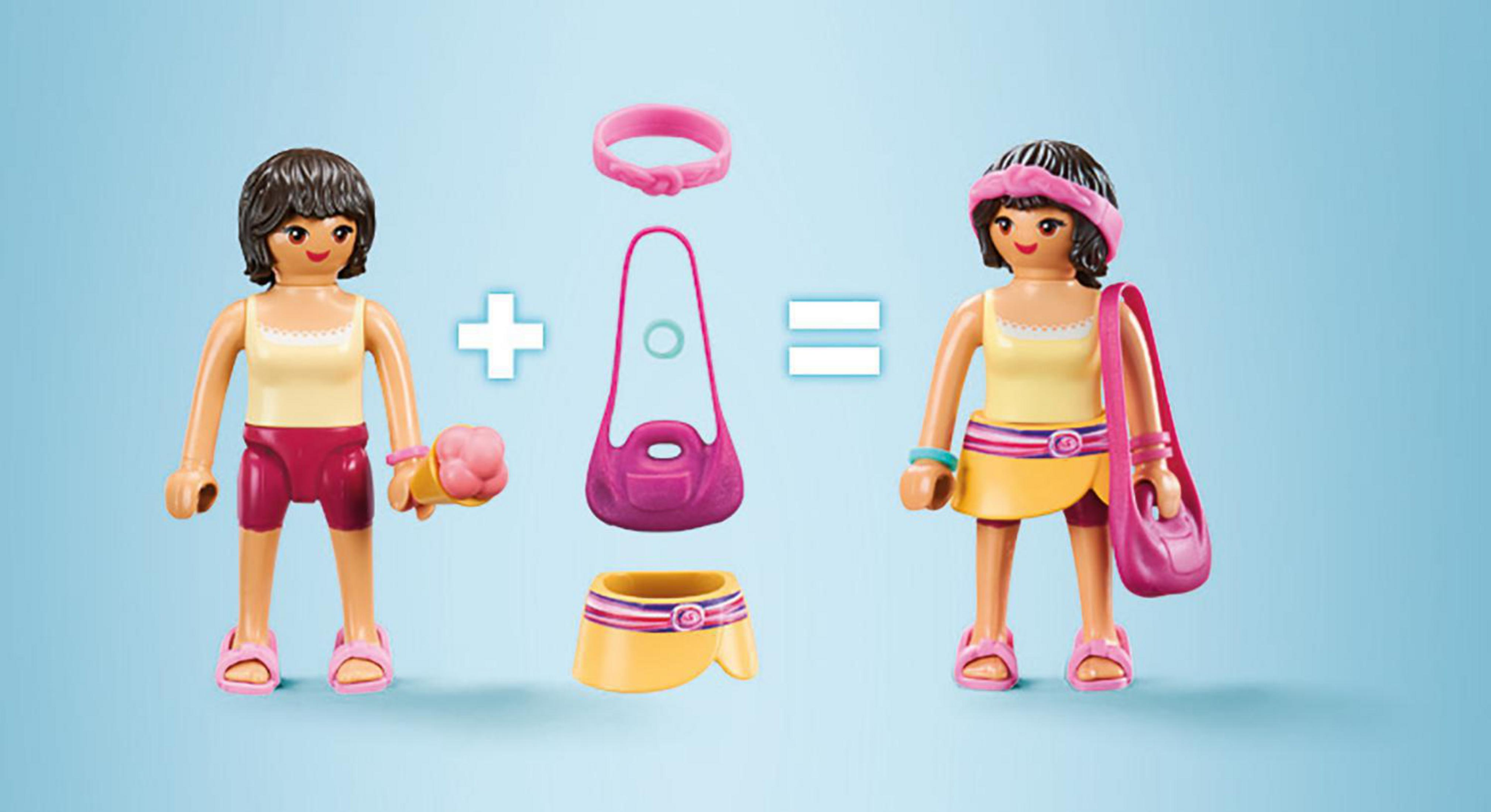Playmobil-Figuren-Transformation. Zubehör, das das Outfit wechselt. Blauer Hintergrund.