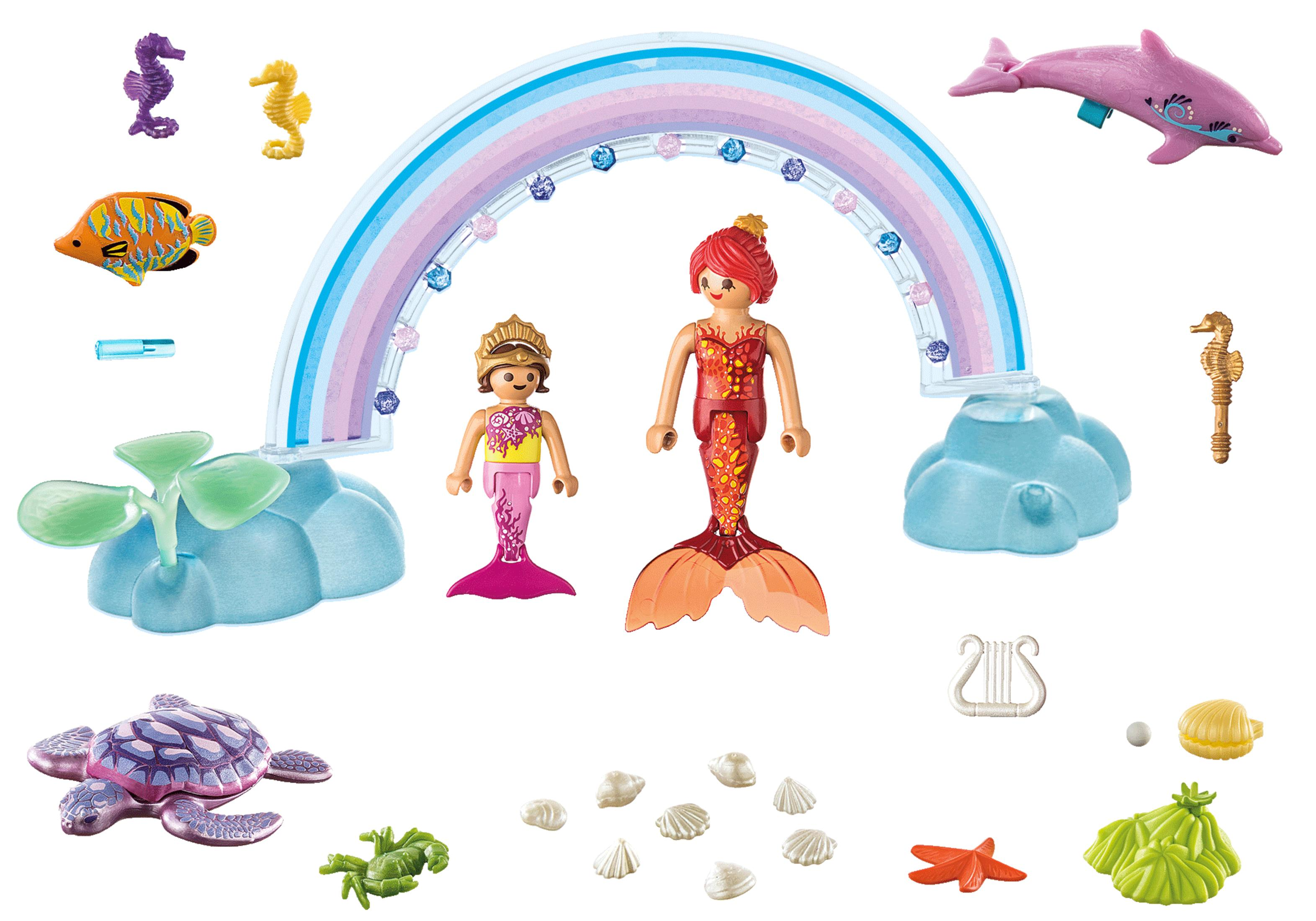 Spielzeug-Meerjungfrauen, ein Regenbogenbogen und Meeresbewohner. Die Szene ist vor weißem Hintergrund.